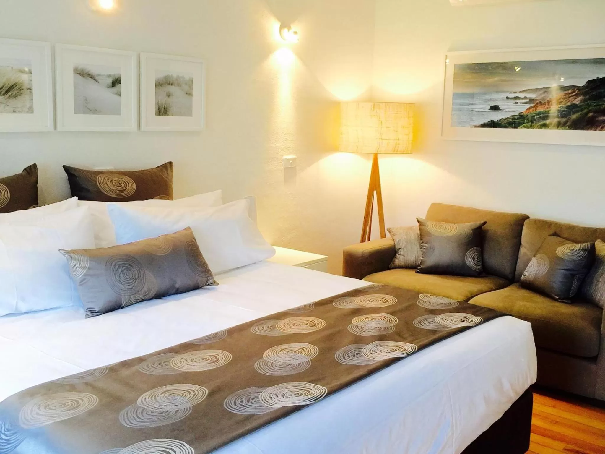 Photo of the whole room, Bed in Sorrento Beach Motel