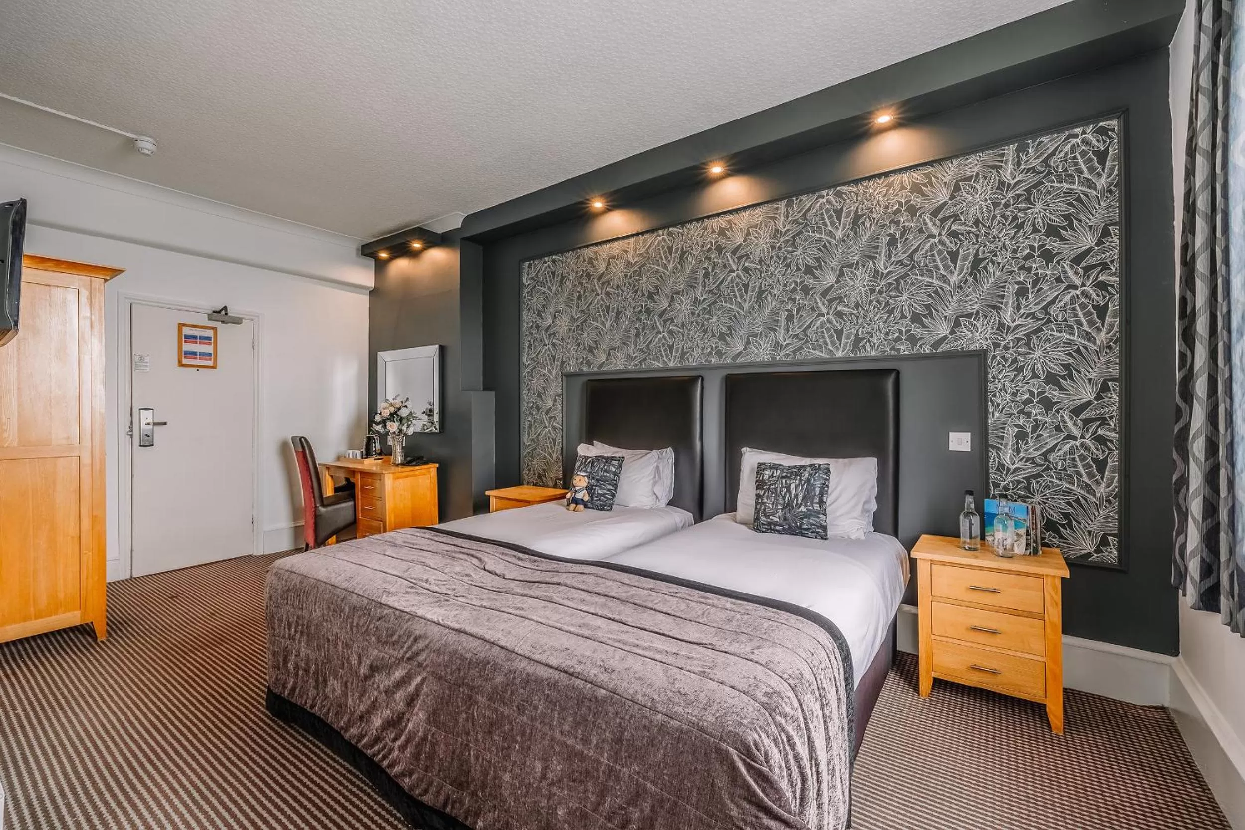 Bed in Muthu Westcliff Hotel (Near London Southend Airport)