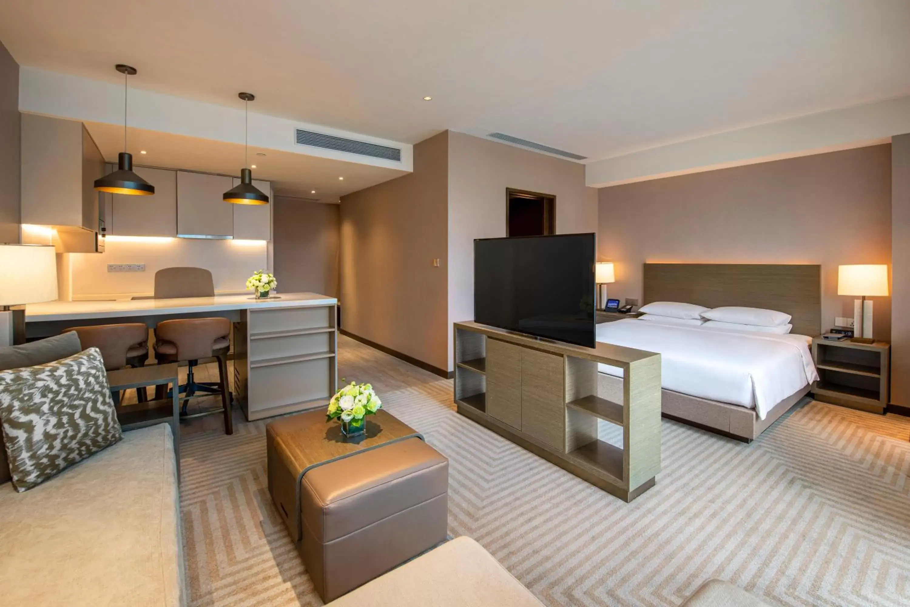 Bed, TV/Entertainment Center in Hyatt House Chengdu Pebble Walk