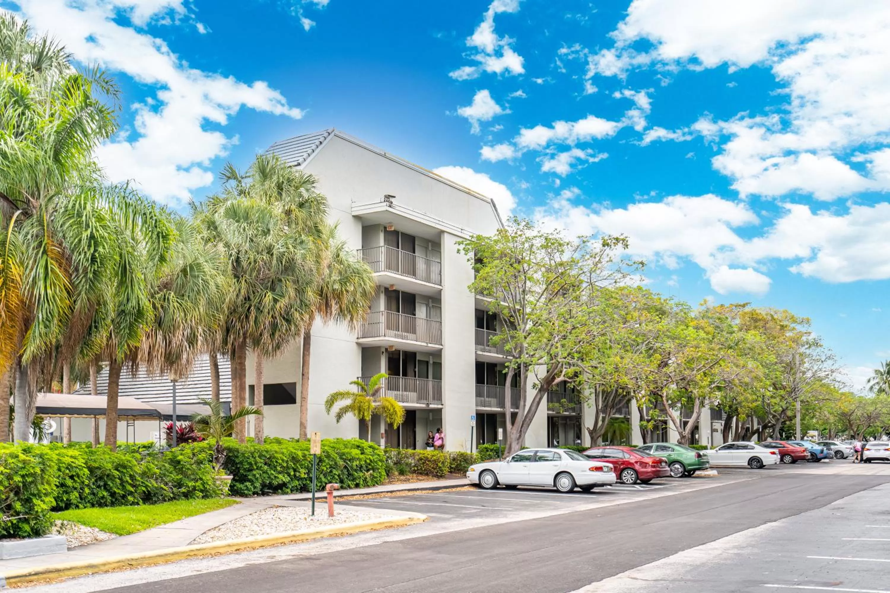 Property building in Hotolos Hollywood