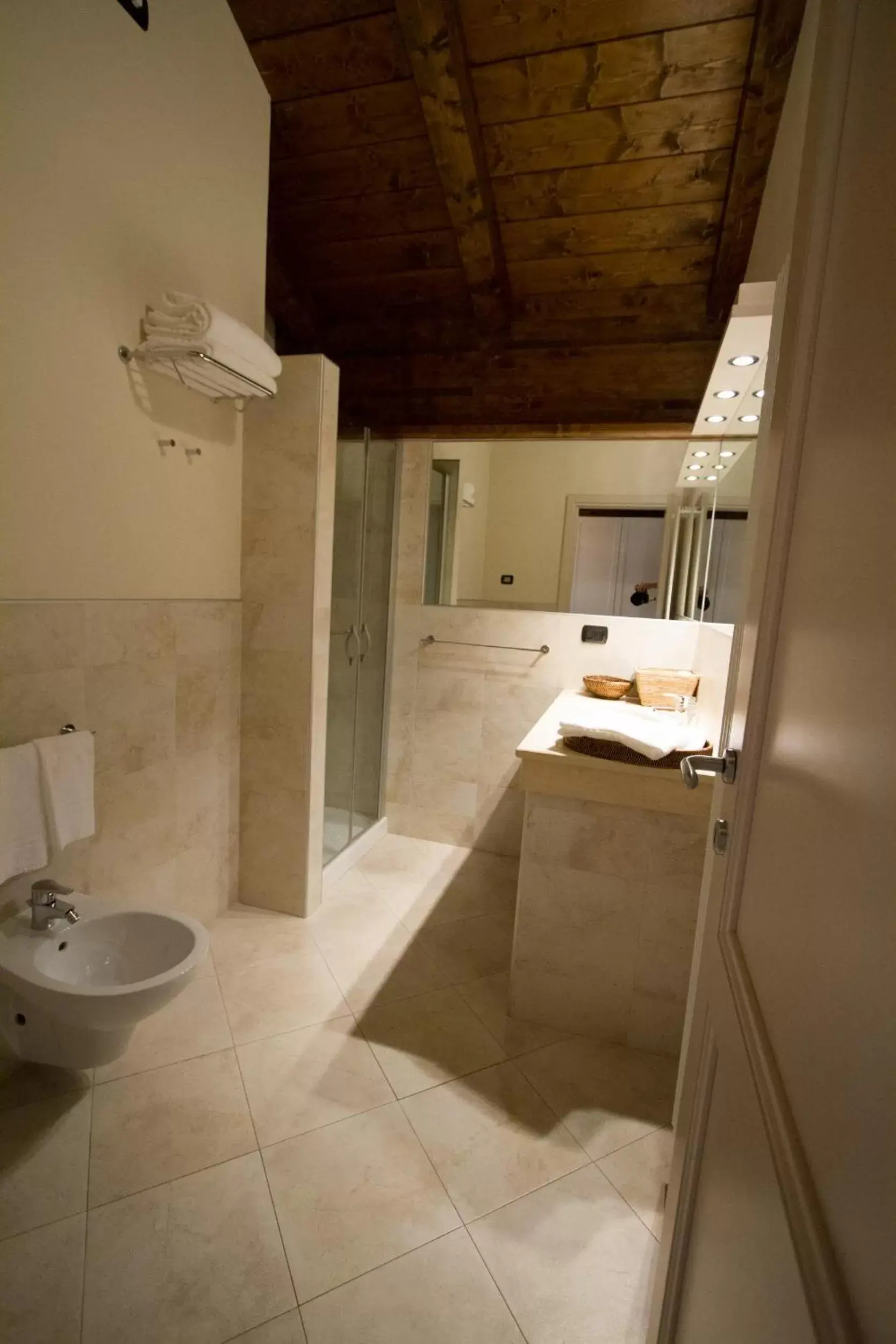 Shower, Bathroom in Albergo della Ceramica