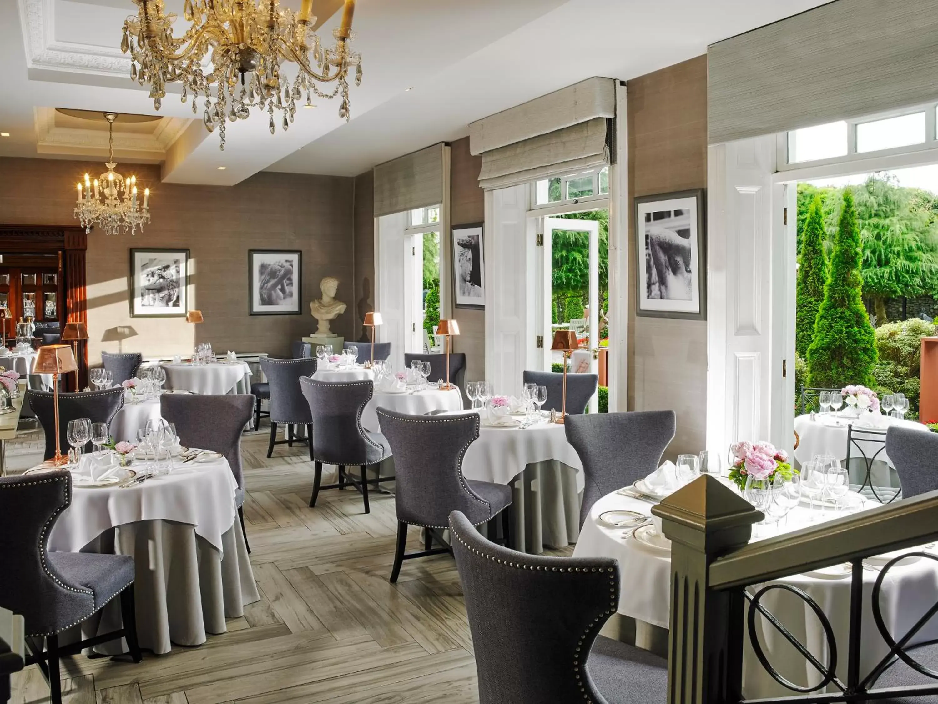 Restaurant/Places to Eat in Hayfield Manor