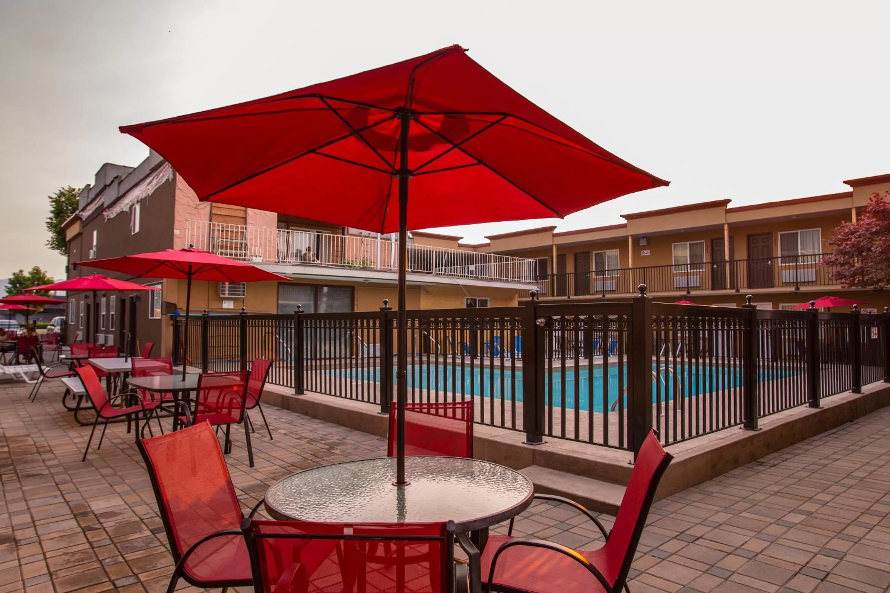 Patio in Sahara Courtyard Inn Penticton