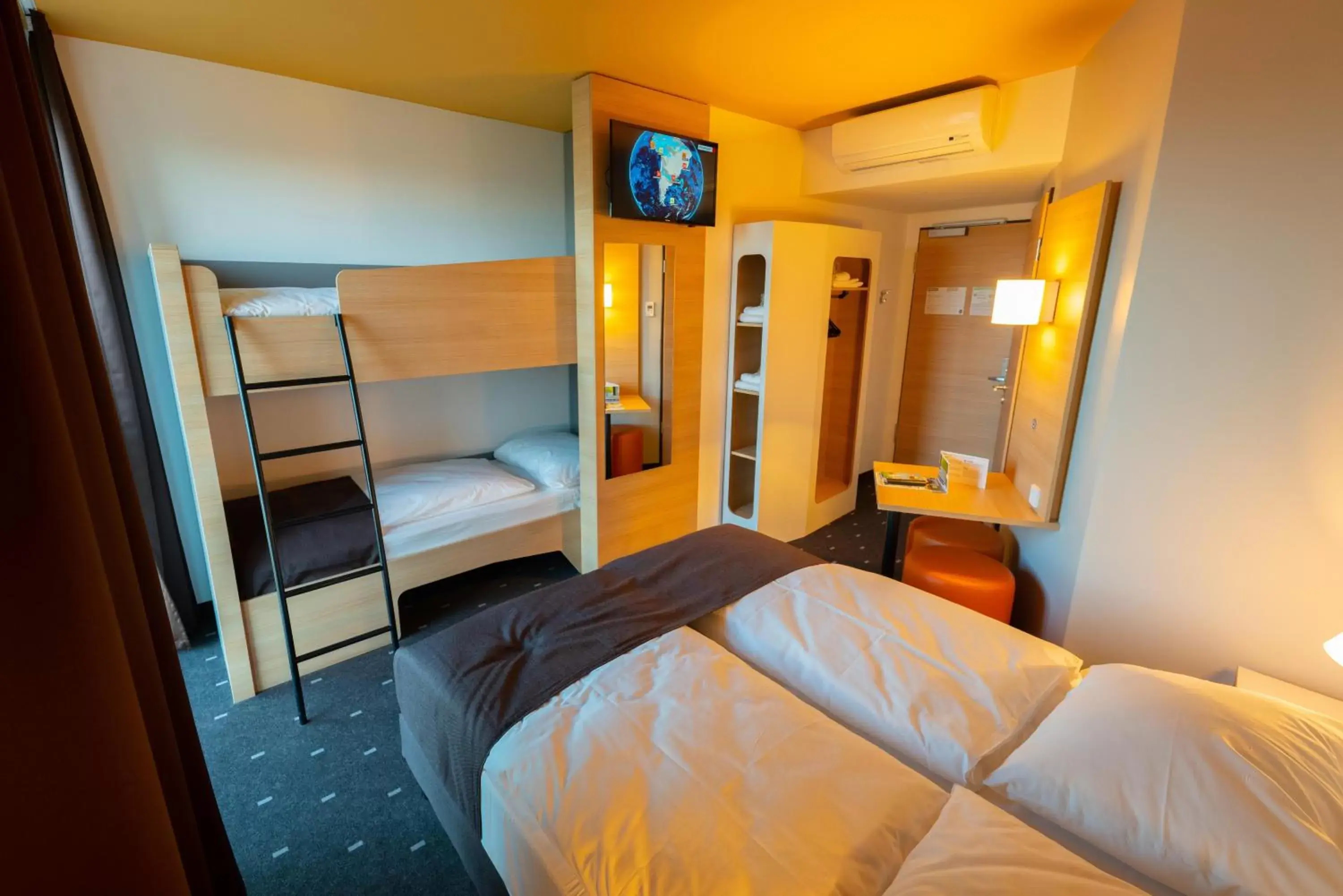 Photo of the whole room, Bunk Bed in B&B Hotel Bremen-Überseestadt