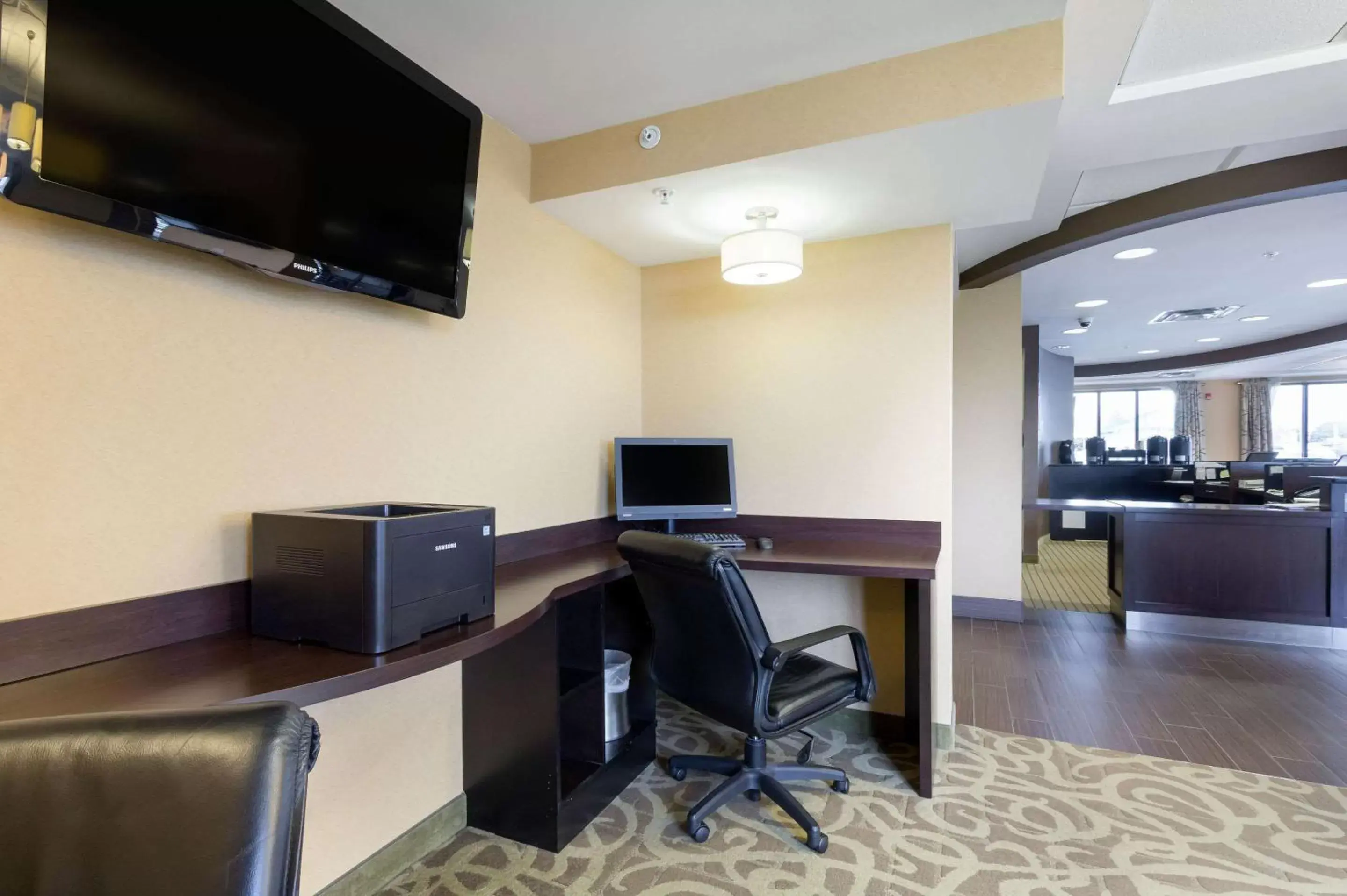 On site, TV/Entertainment Center in Clarion Hotel Beachwood-Cleveland