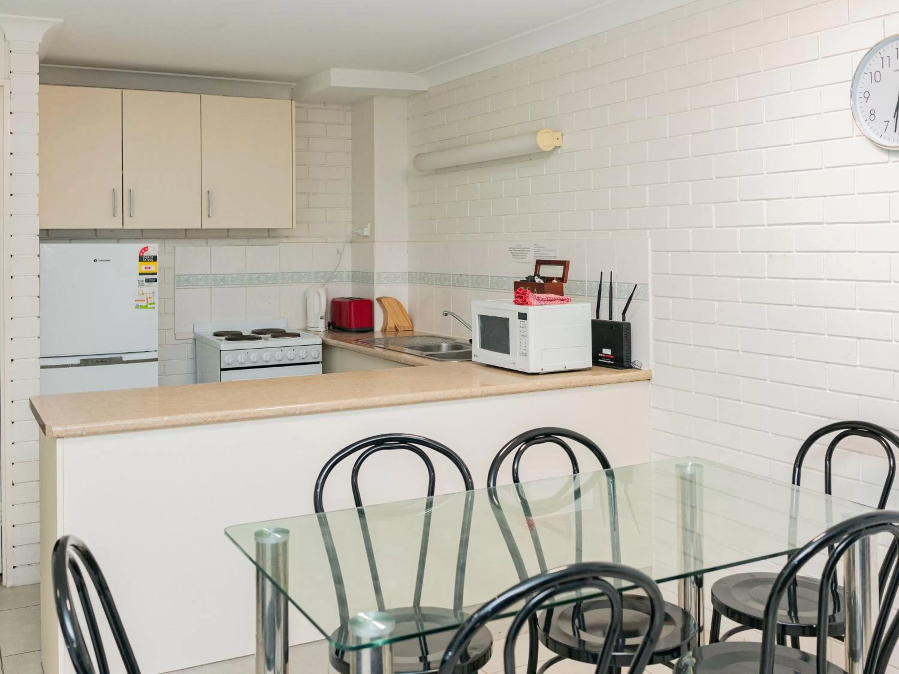 Dining area in Trickett Gardens Holiday Inn
