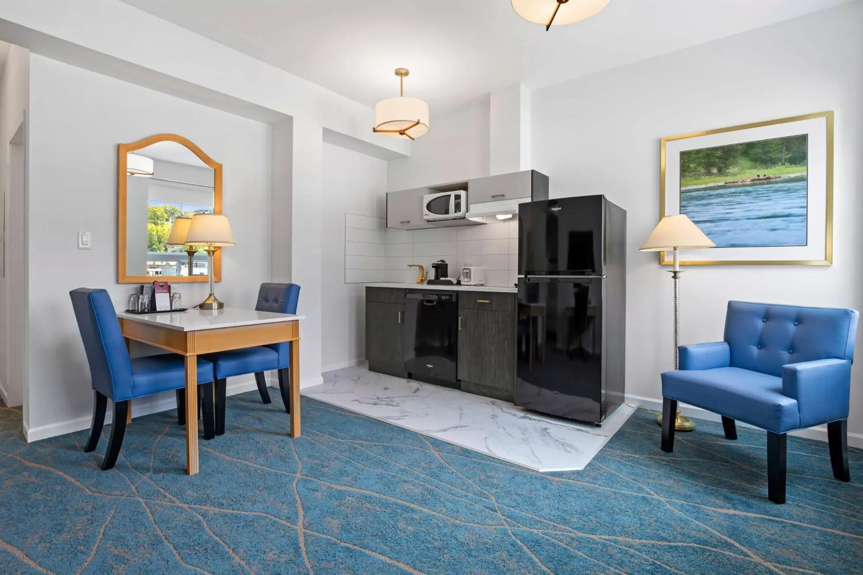 Photo of the whole room, Kitchen/Kitchenette in Crown Columbia Hotel; BW Premier Collection