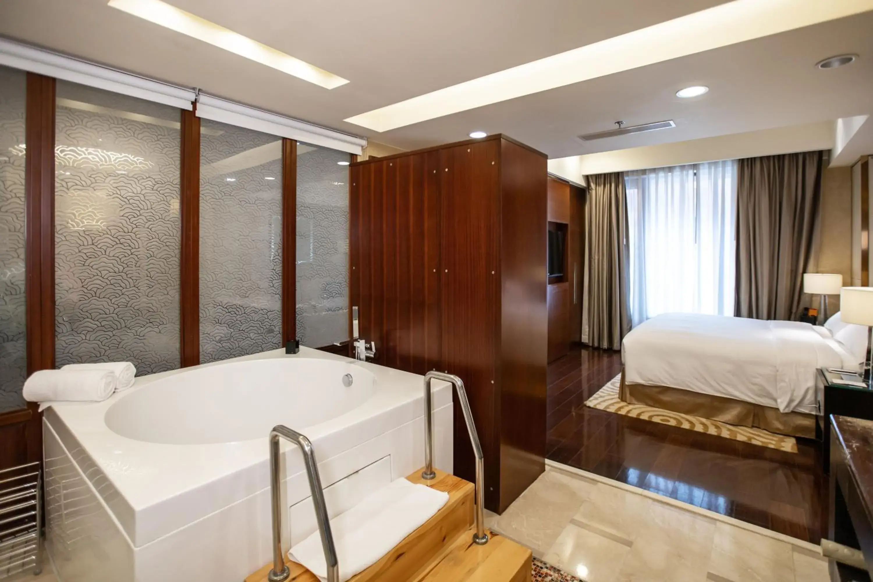 Bathroom in The Imperial Mansion, Beijing - Marriott Executive Apartments