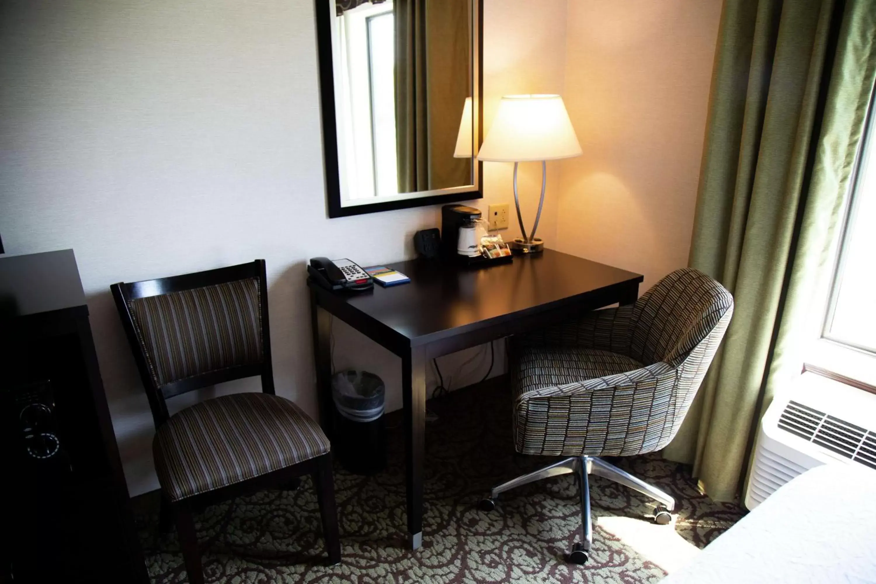 Bedroom, Seating Area in Hampton Inn & Suites Sharon