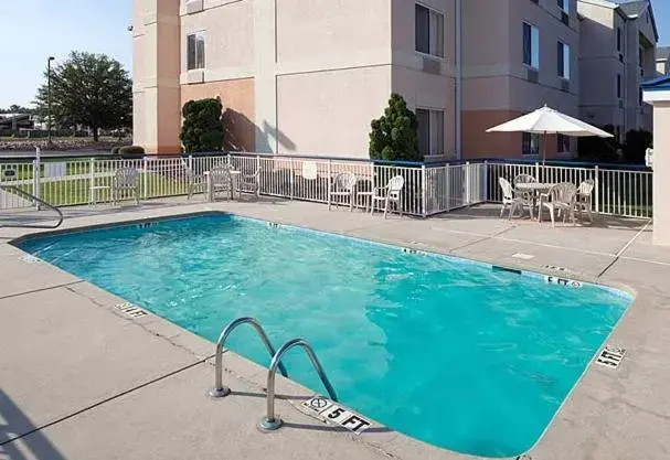 Swimming Pool in Country Inn & Suites by Radisson, Fayetteville I-95, NC