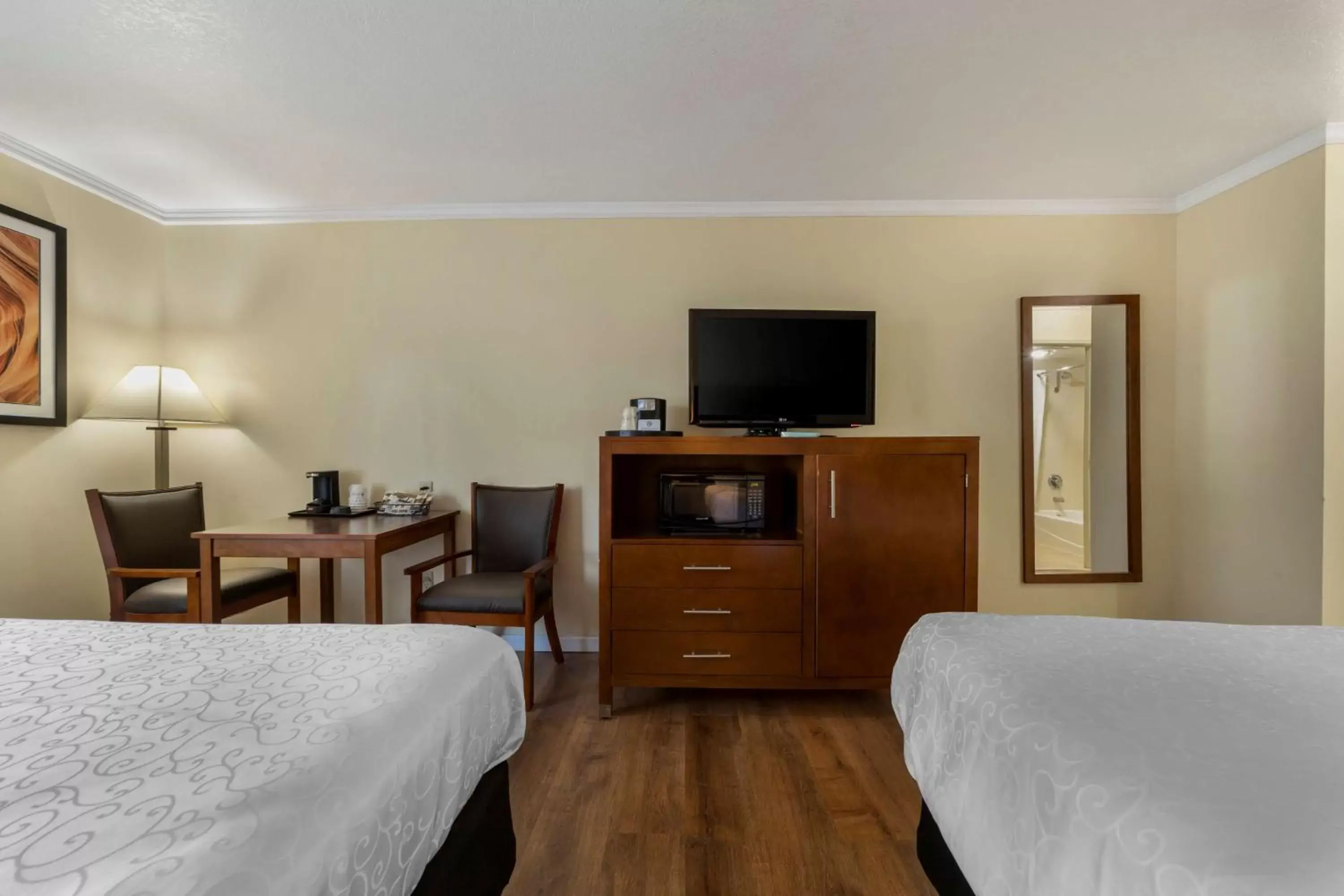 Bedroom, TV/Entertainment Center in Best Western Plus Northwoods Inn