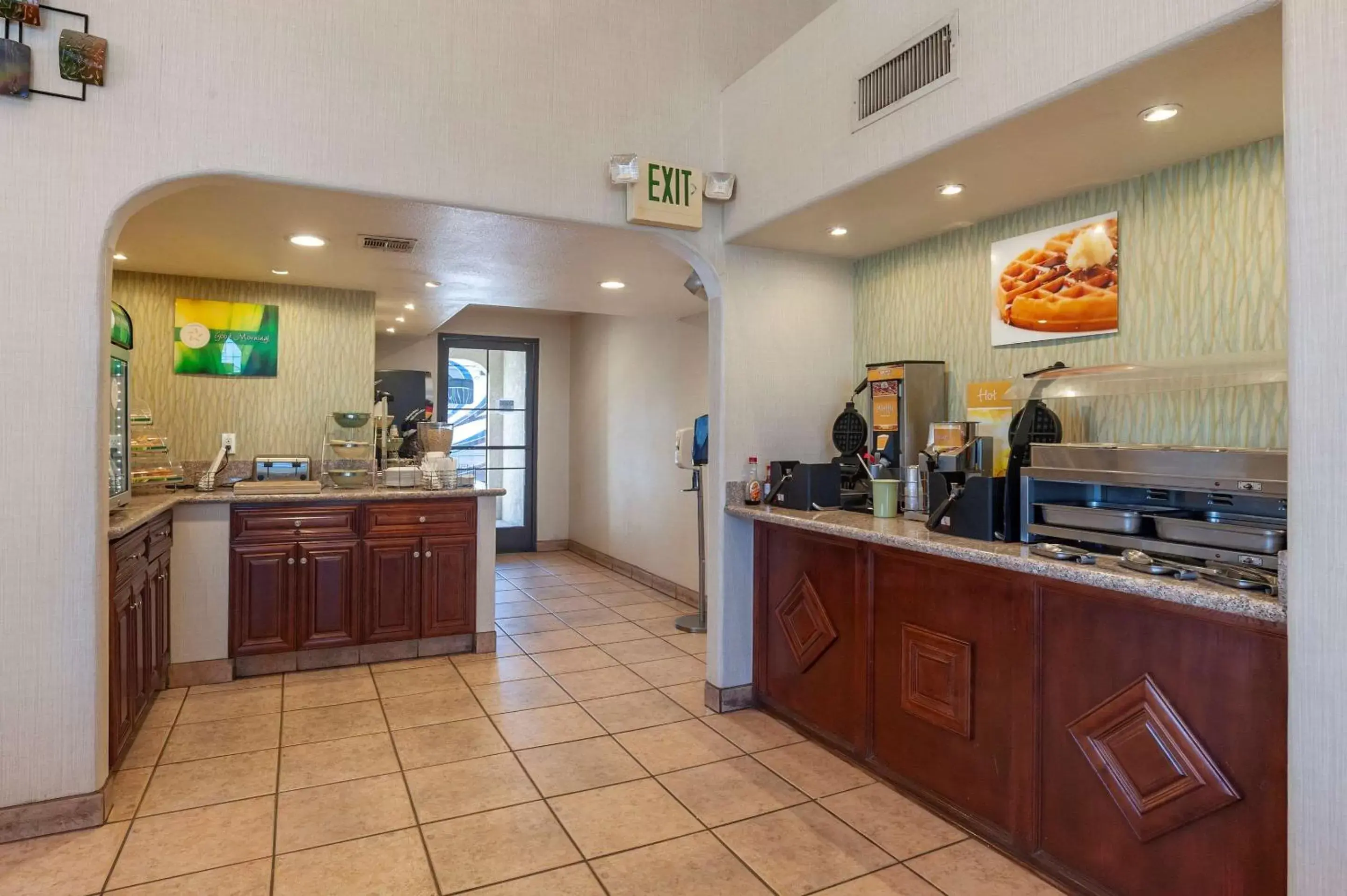 Breakfast, Kitchen/Kitchenette in Quality Inn Blythe I-10