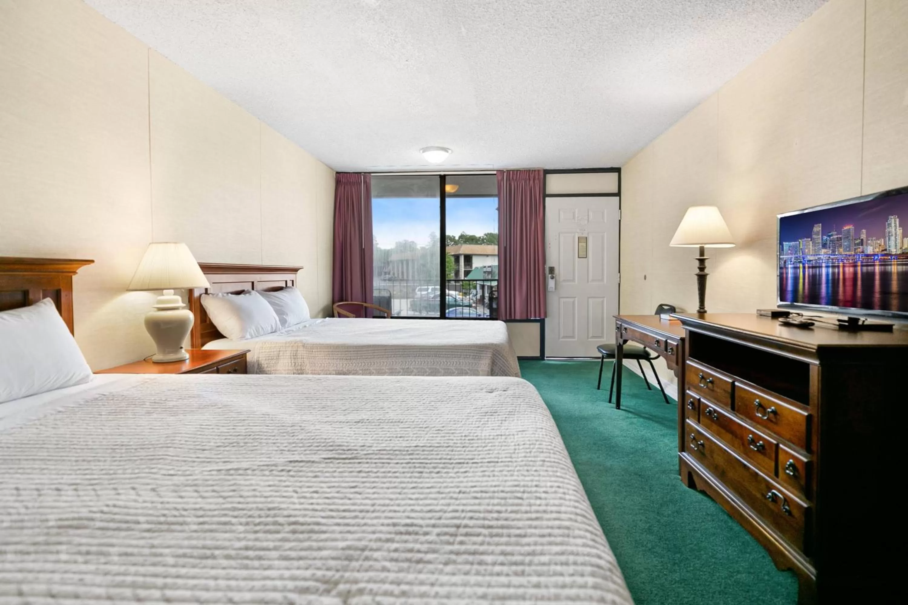 Communal lounge/ TV room, Bed in Candlewick Inn and Suites