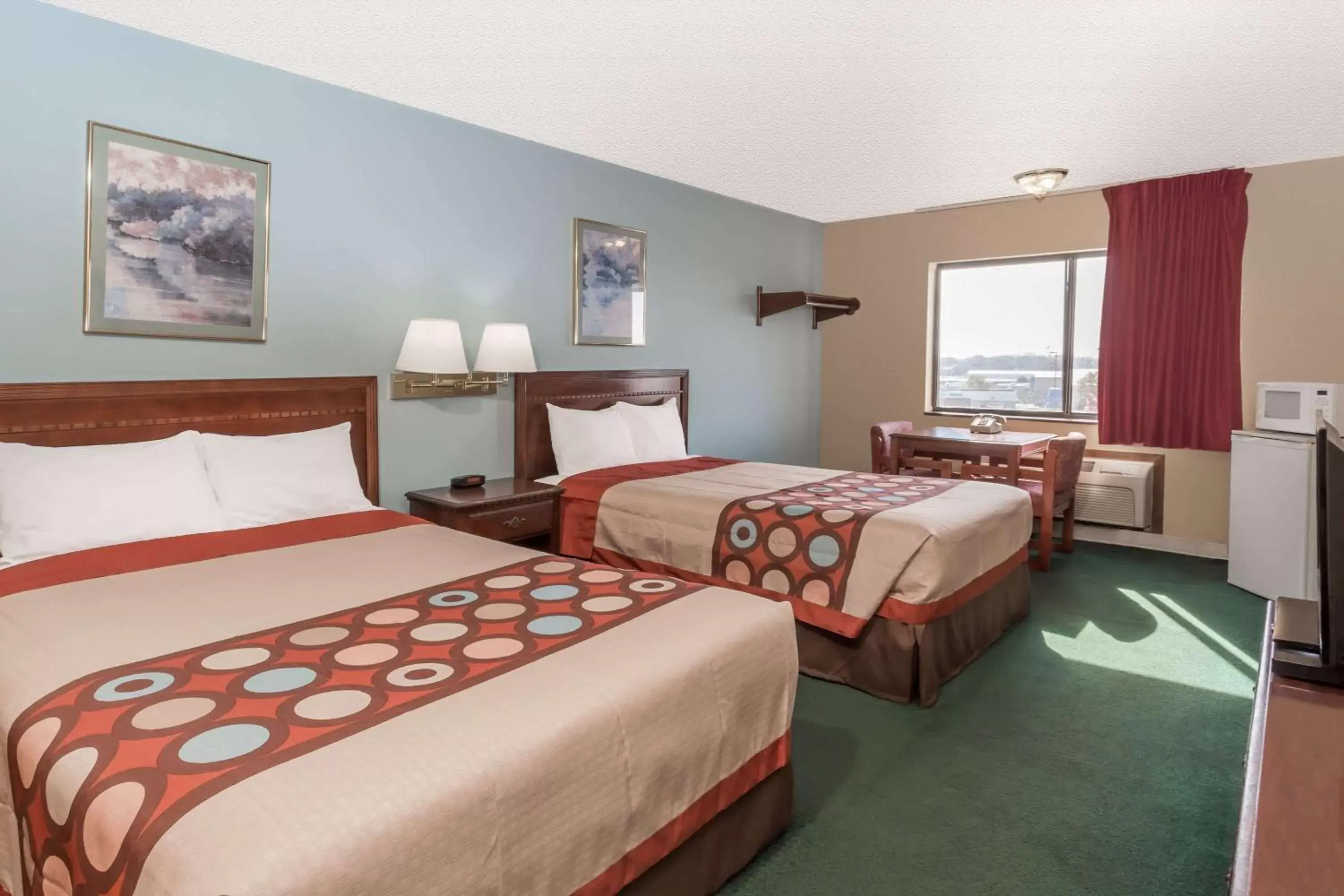 Photo of the whole room, Bed in Super 8 by Wyndham Woodstock