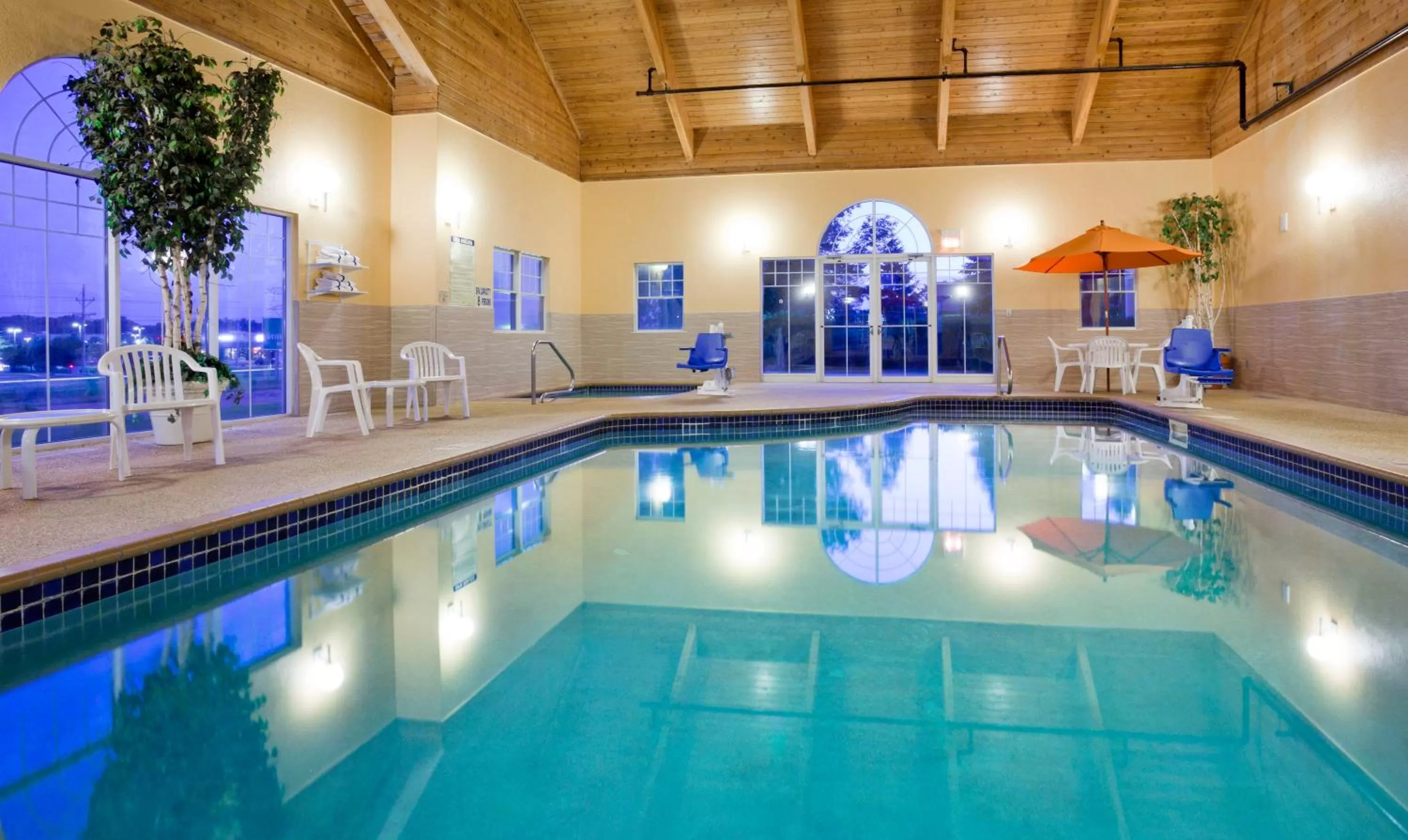Swimming pool in Quality Inn & Suites