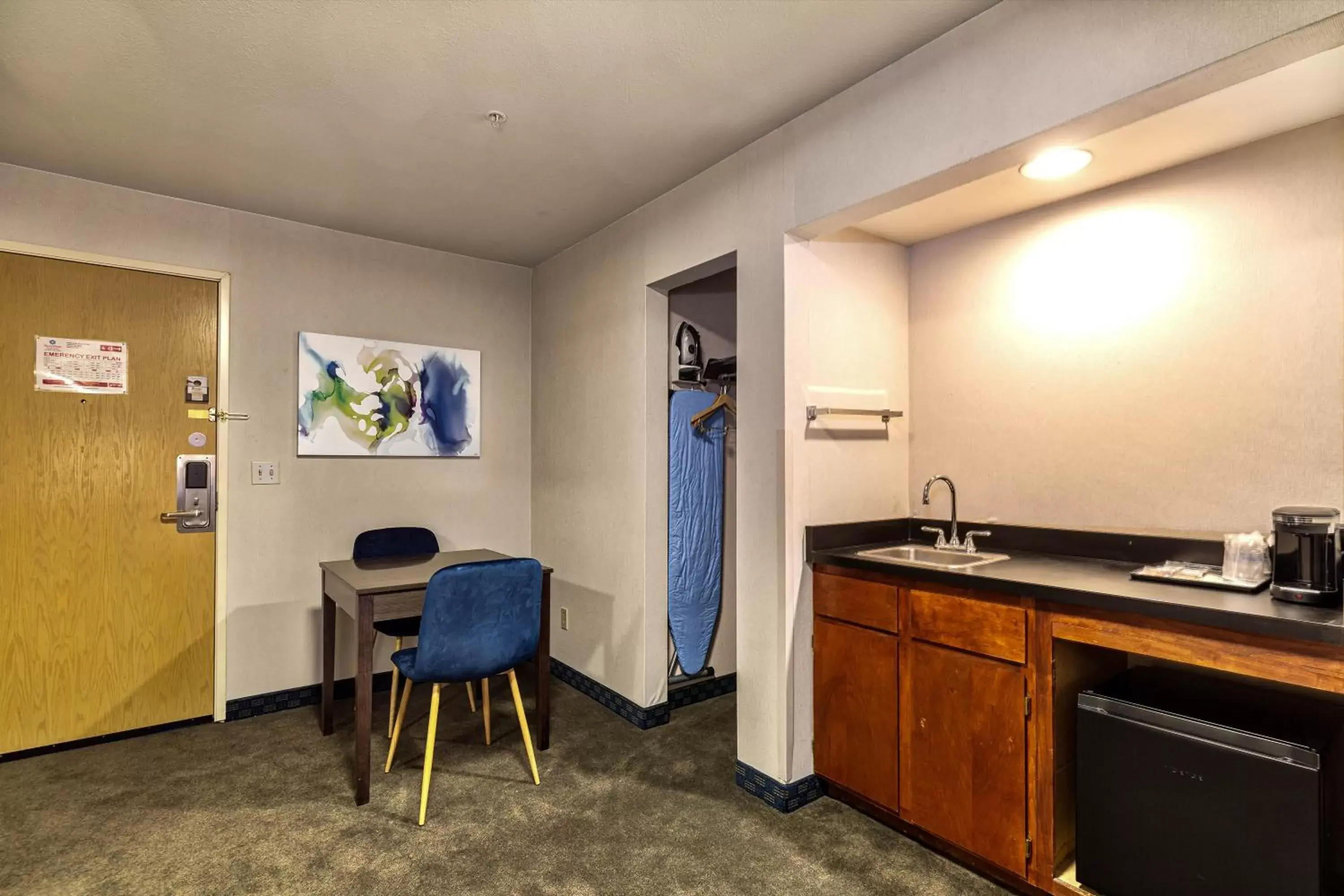 Dining area, Kitchen/Kitchenette in SureStay Plus Hotel by Best Western SeaTac Airport