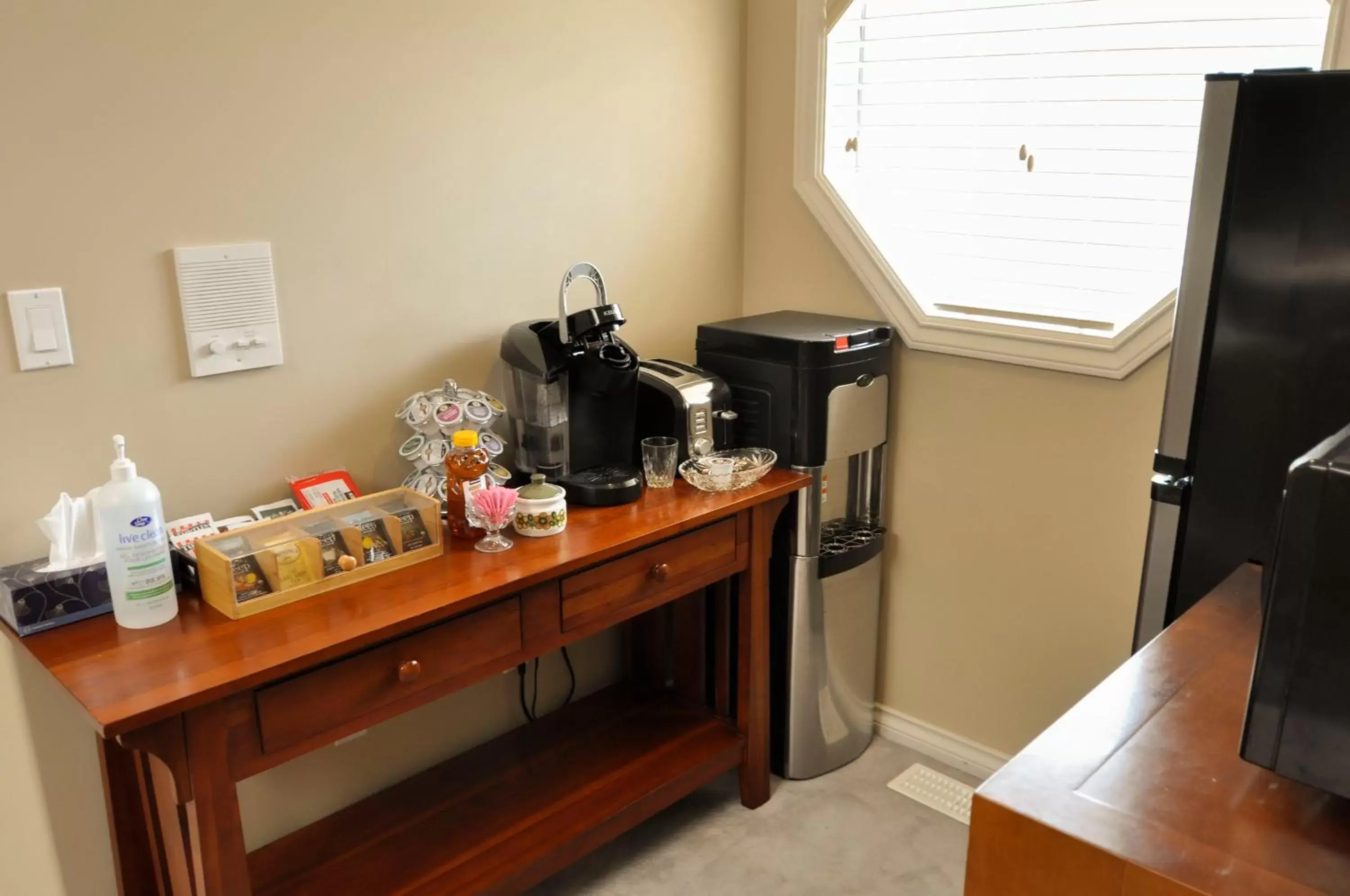 Coffee/tea facilities, Kitchen/Kitchenette in Cornerstone Bed and Breakfast