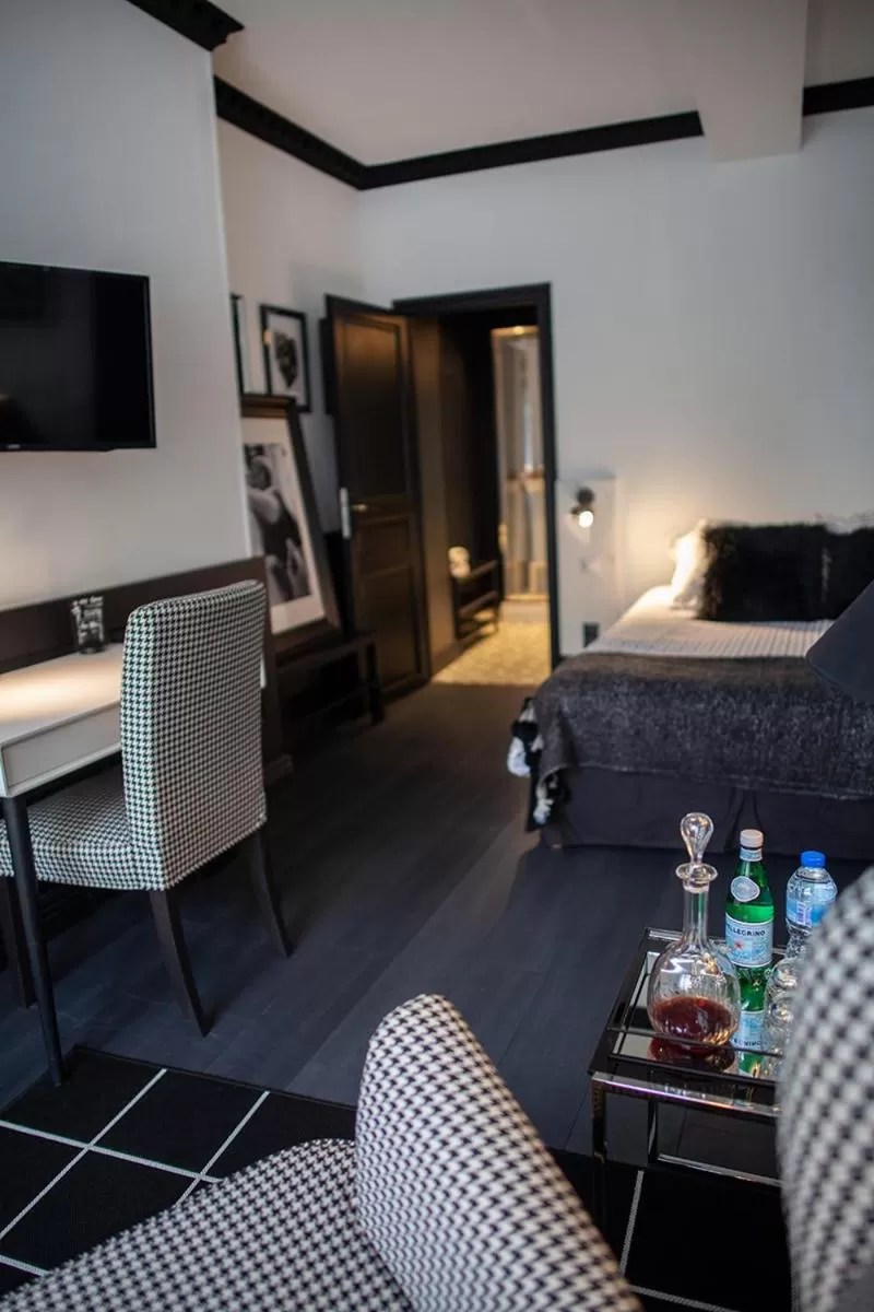 Photo of the whole room, Bed in Bienvenue Chez Nous