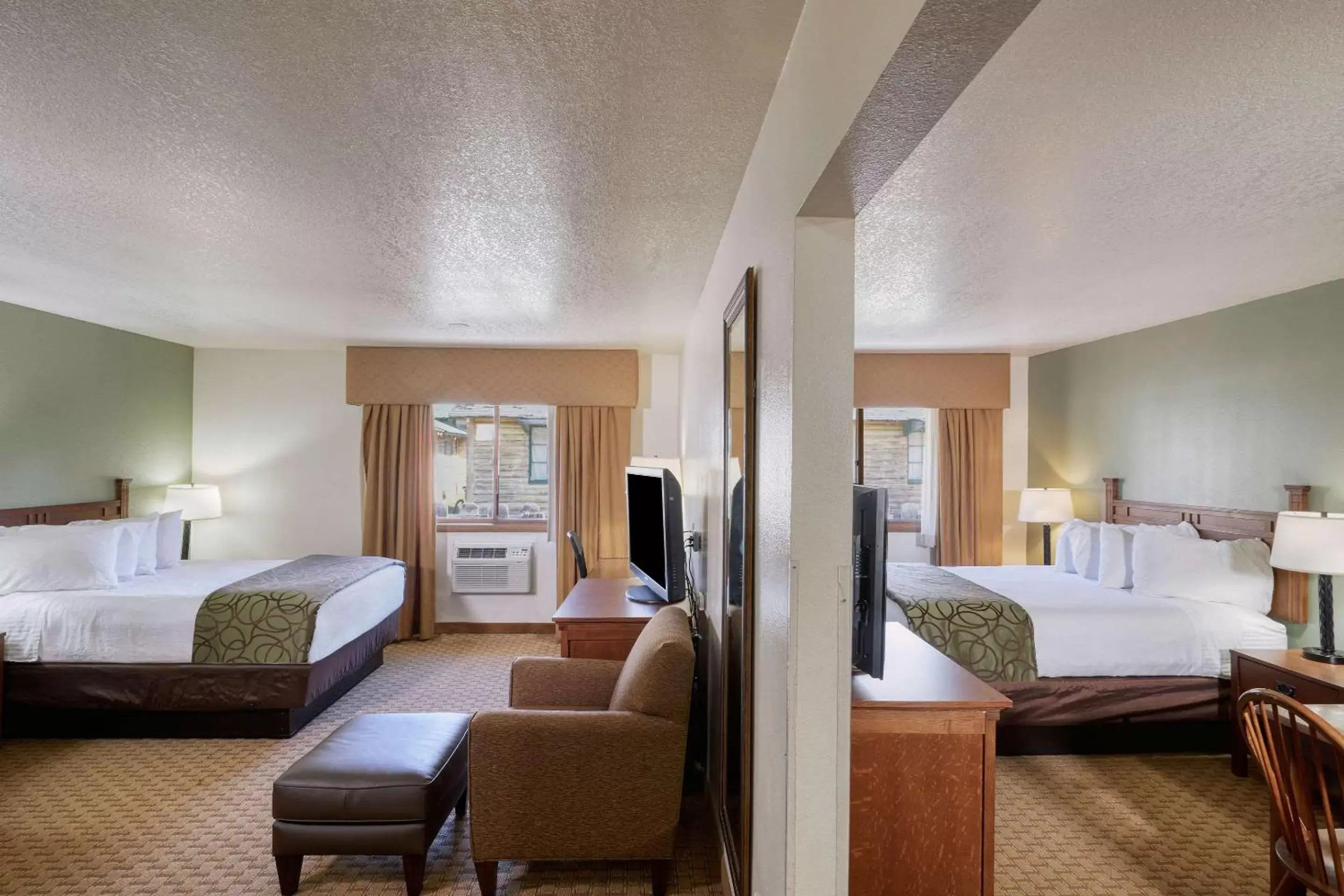 Bedroom, Bed in The Ridgeline Hotel at Yellowstone, Ascend Hotel Collection