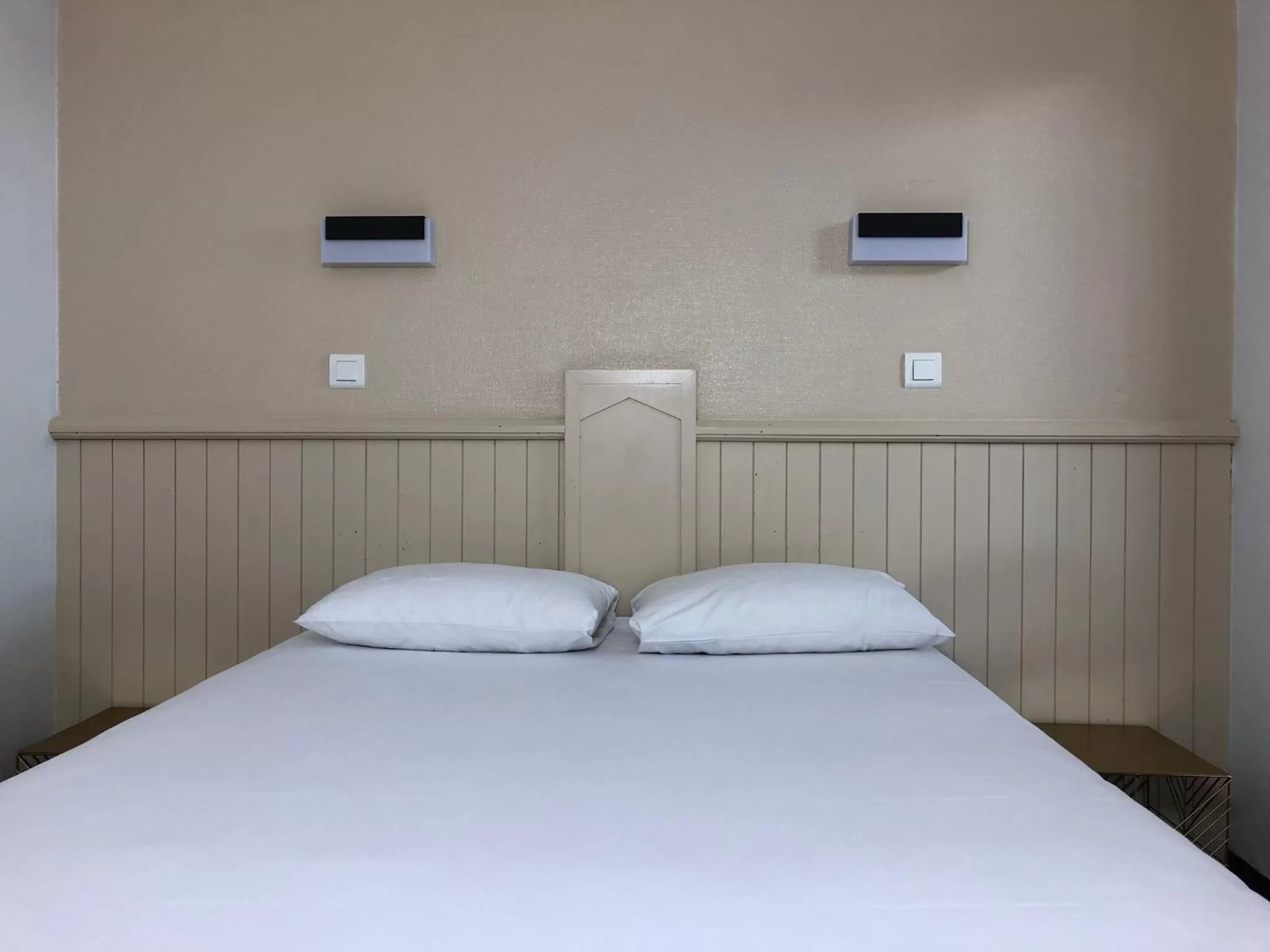 Bedroom, Bed in HALT HOTEL - Choisissez l'Hôtellerie Indépendante