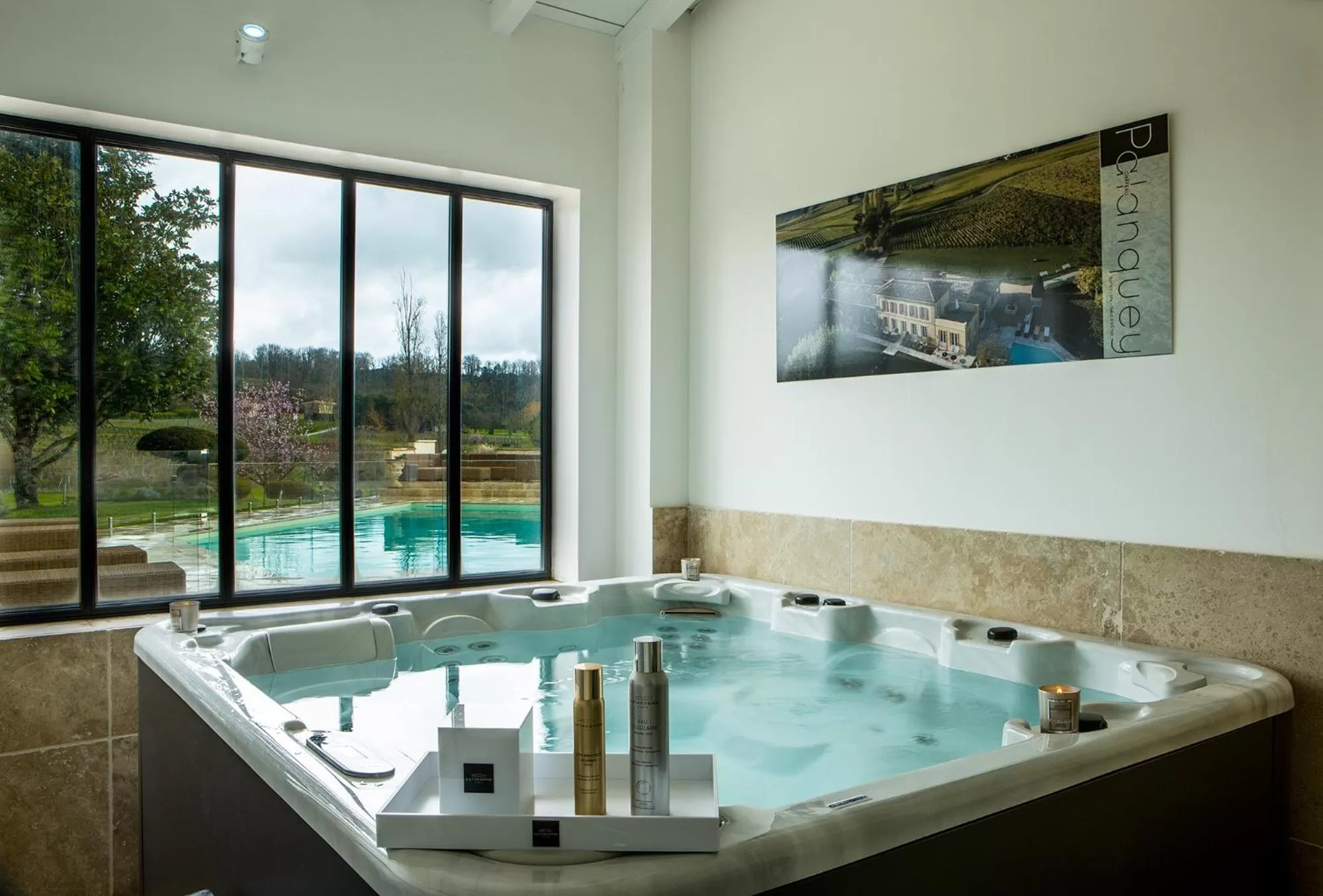 Hot Tub in Chateau du Palanquey & SPA