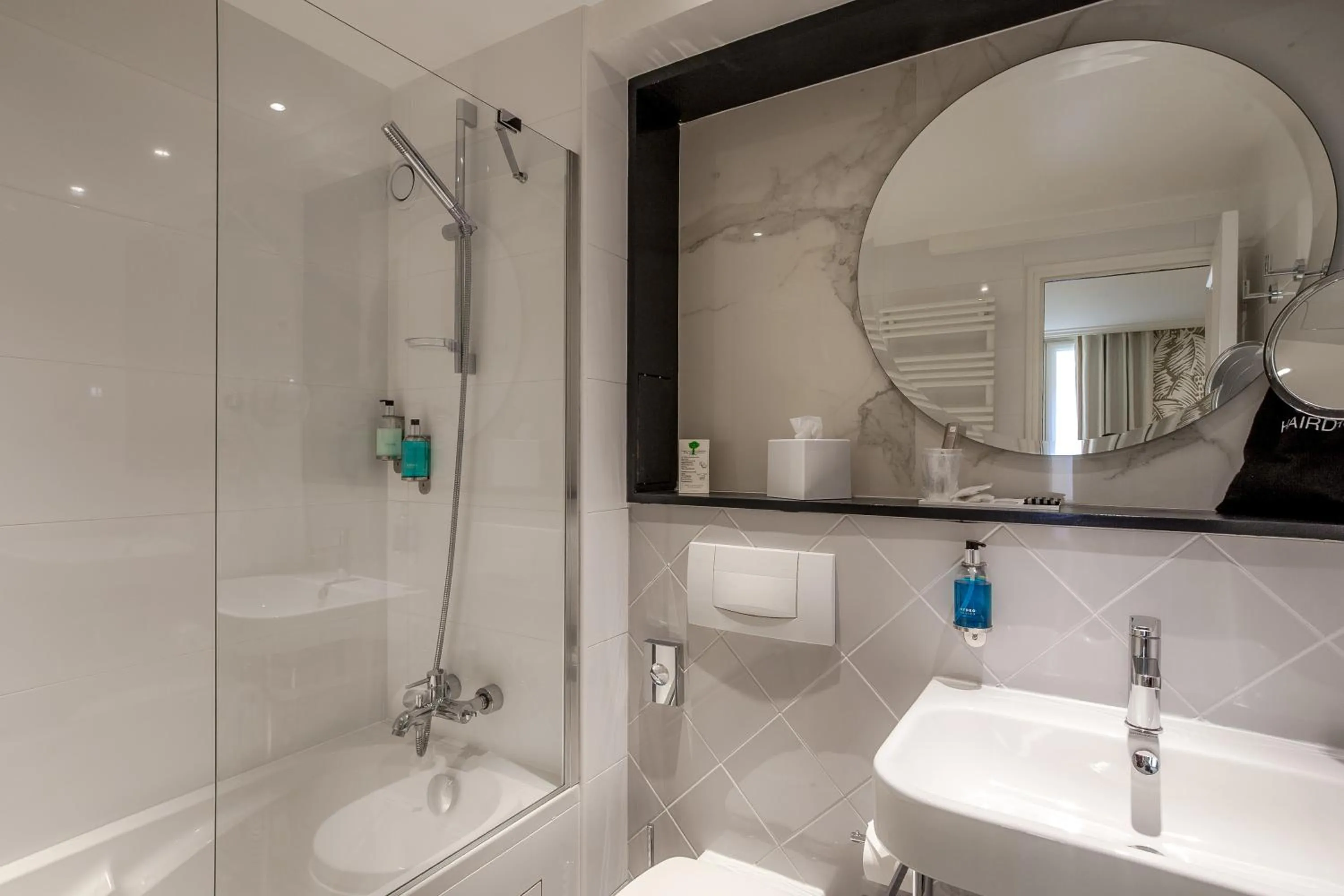 Bathroom in Hôtel Jardin Le Bréa