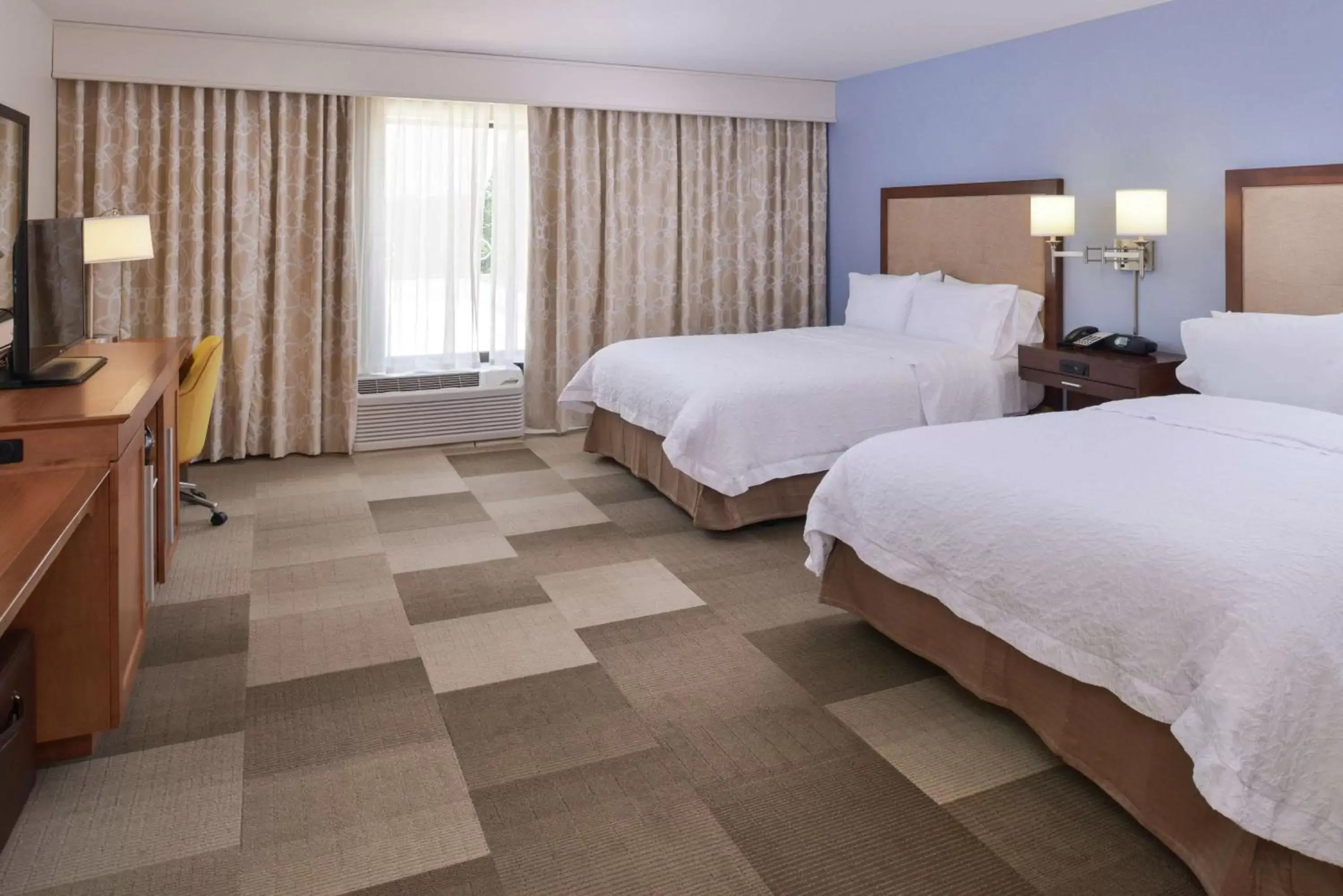 Bed in Hampton Inn & Suites by Hilton Lonoke