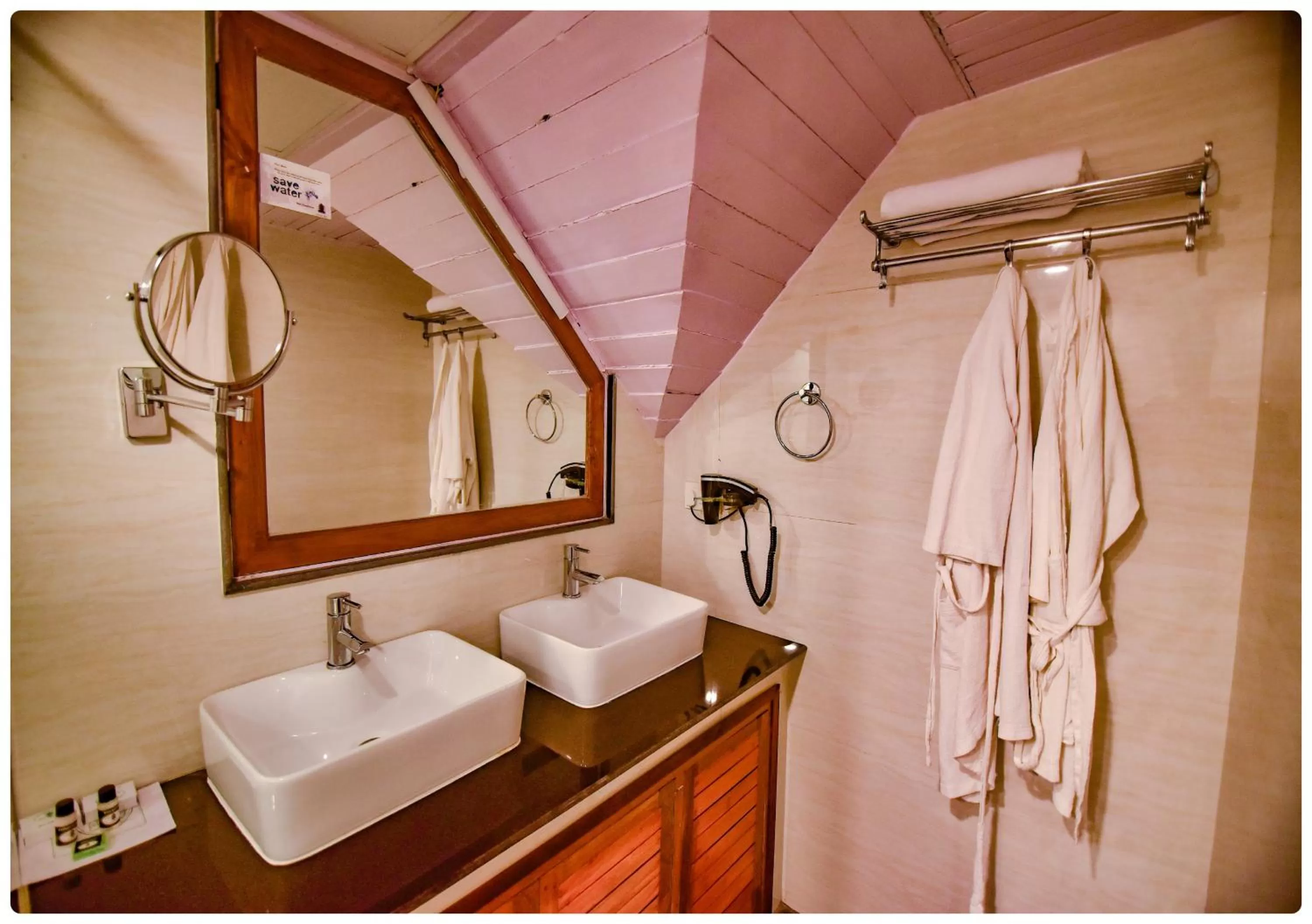 Bathroom in Cedar Inn