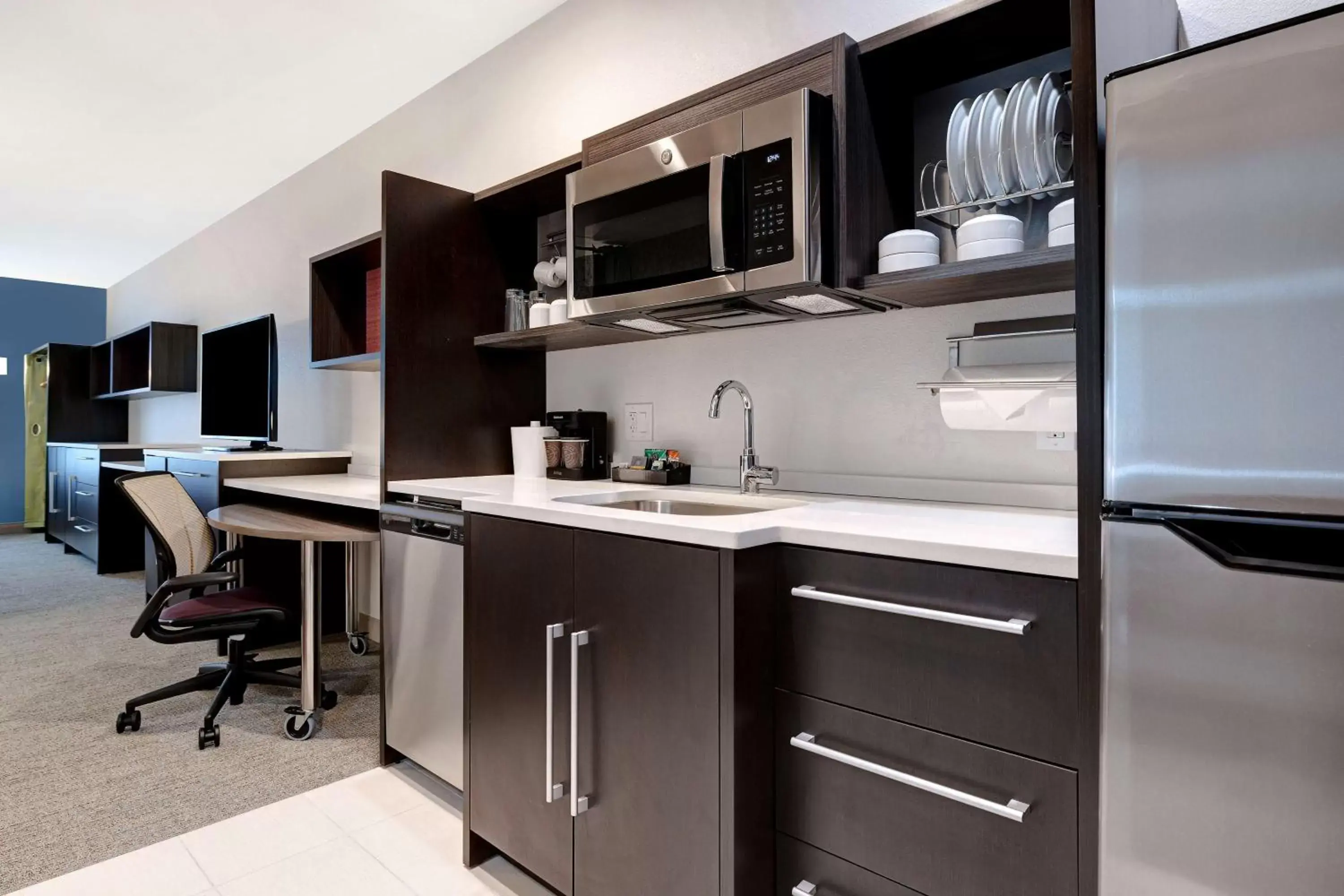 Bedroom, Kitchen/Kitchenette in Home2 Suites By Hilton Redding