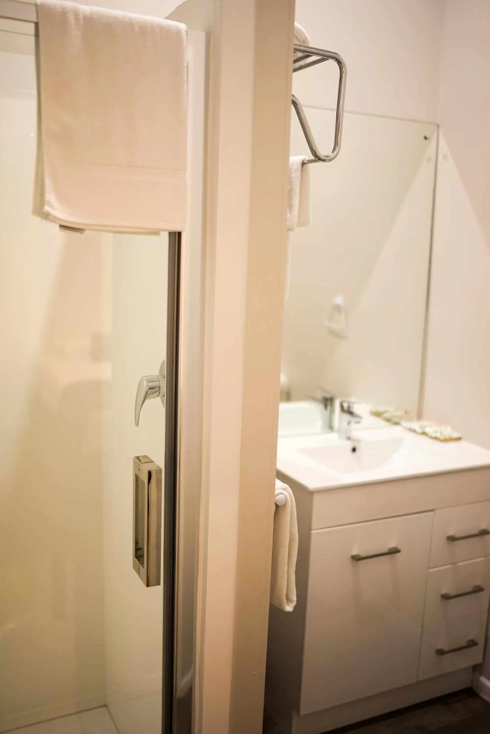 Bathroom in Alpers Lodge & Conference Centre