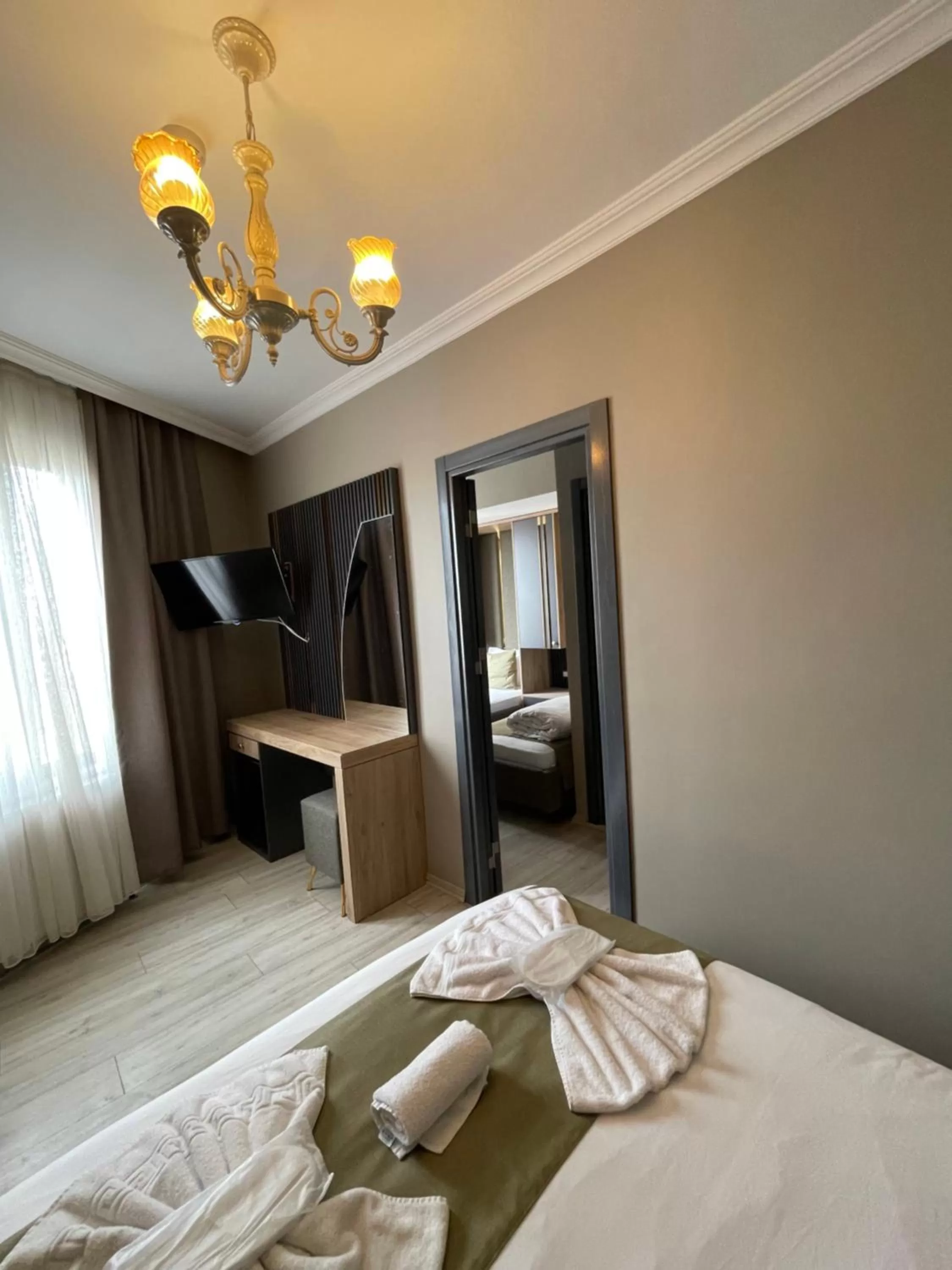 Photo of the whole room, Bed in New Taksim Hotel