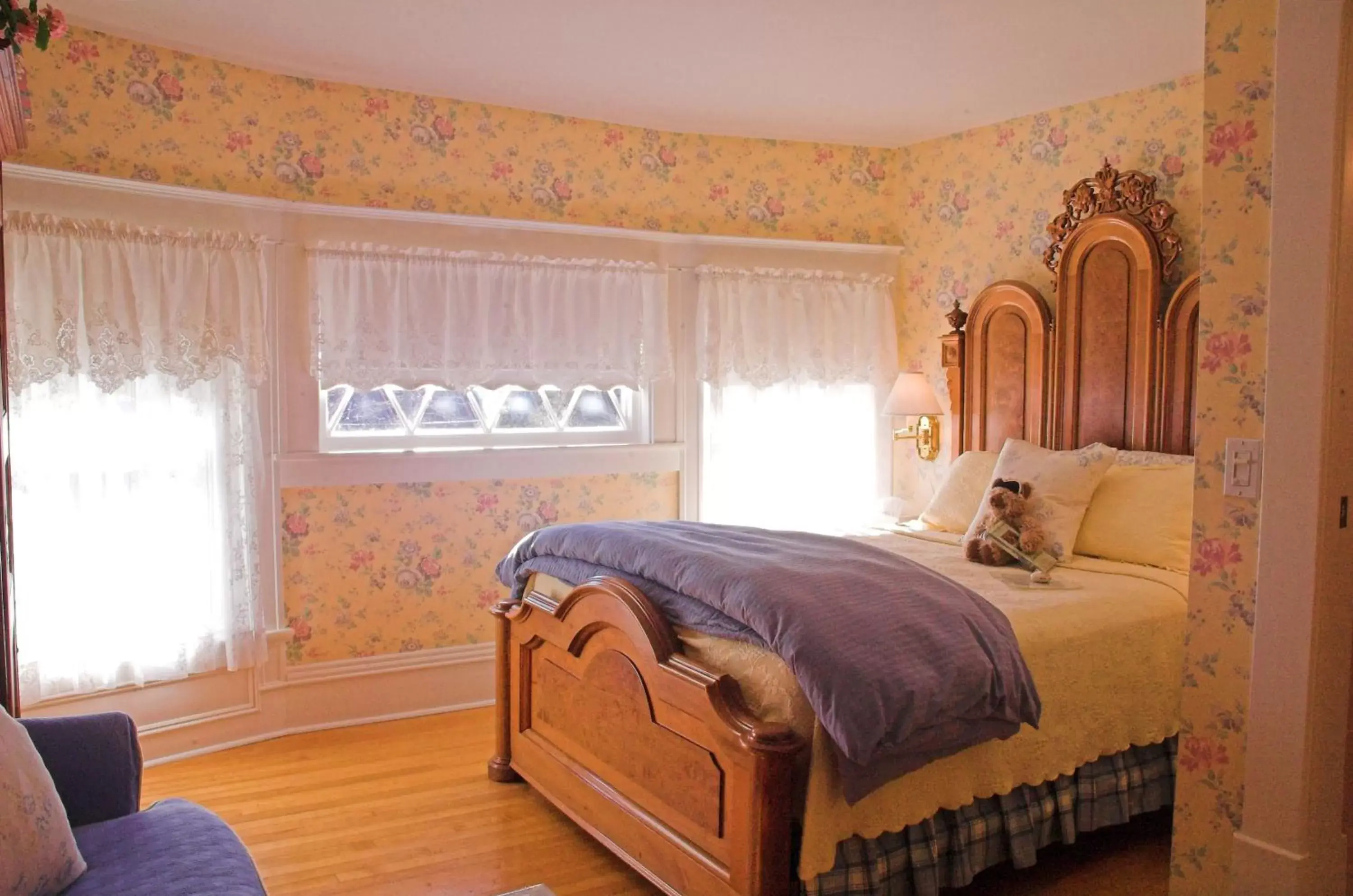 Bed in White Lace Inn