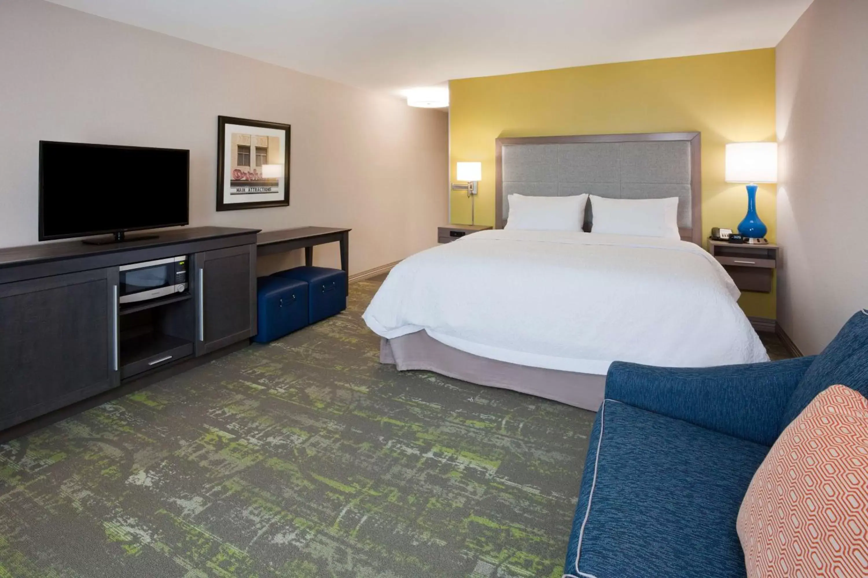 Bed in Hampton Inn & Suites Sioux City South, IA
