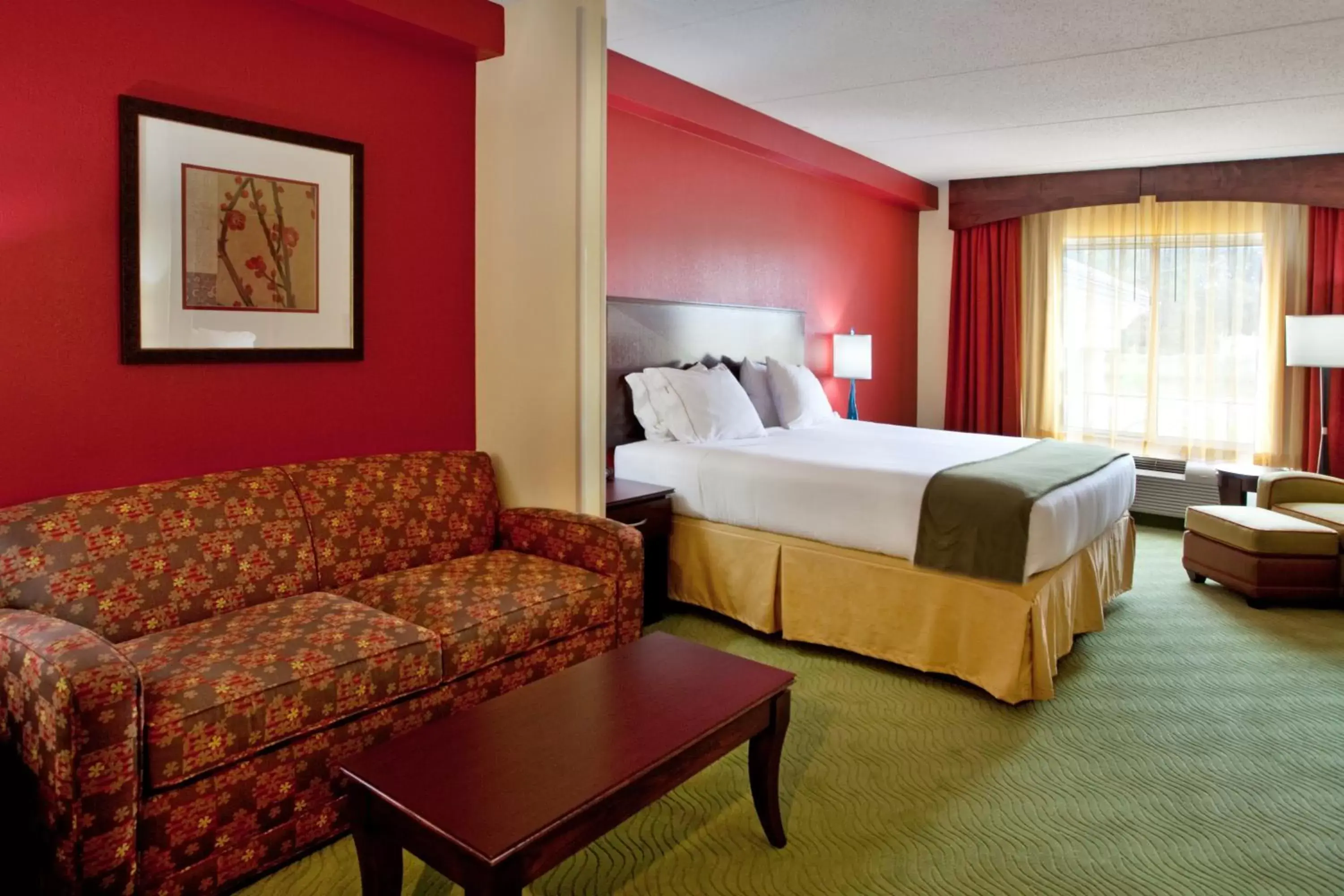 Bed in Holiday Inn Express & Suites - Spartanburg-North, an IHG Hotel