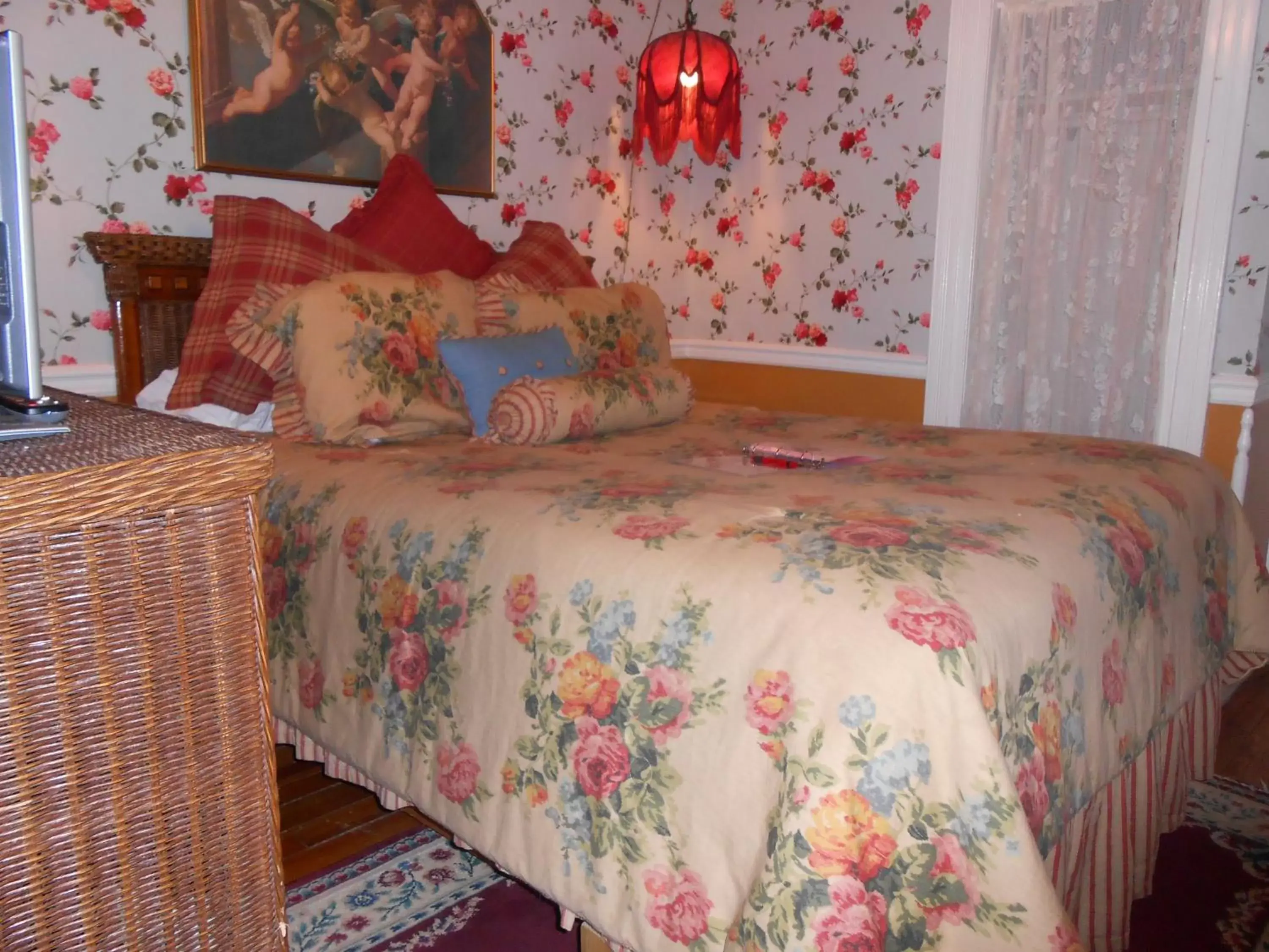 Bed in Angel of the Sea Bed and Breakfast