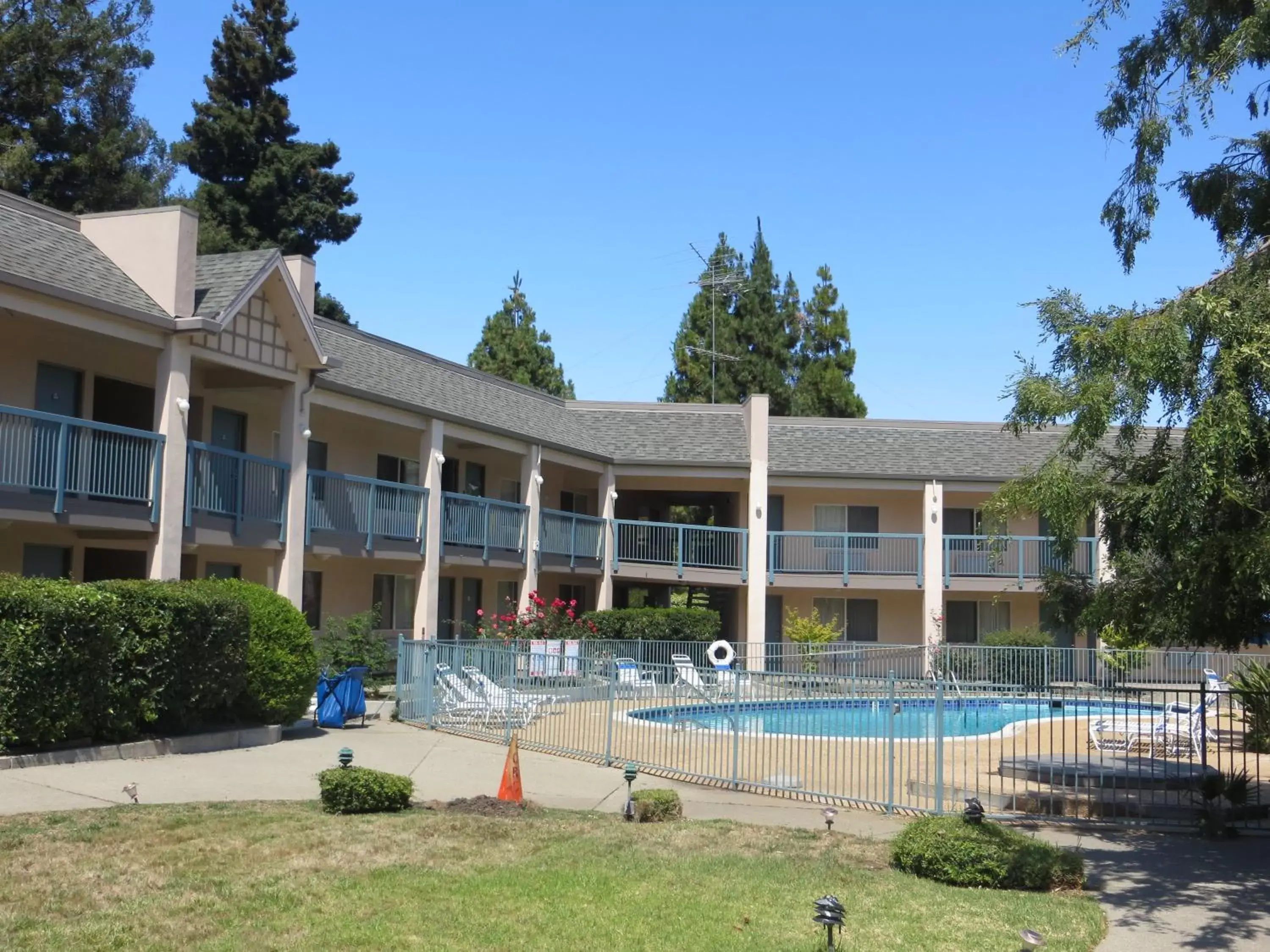 Property building, Swimming Pool in Days Inn by Wyndham Redwood City
