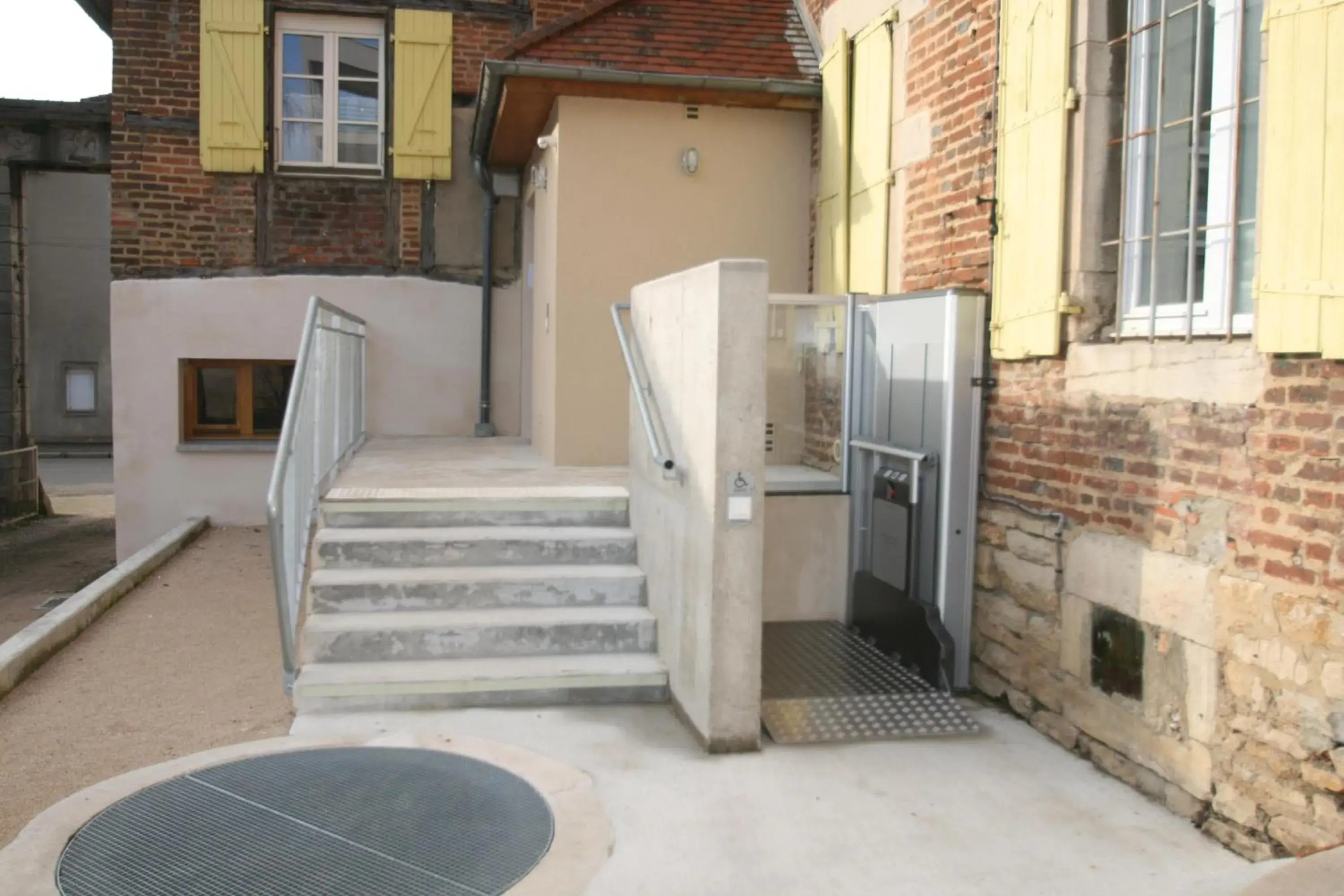 Facility for disabled guests in Logis Hostellerie Bressane