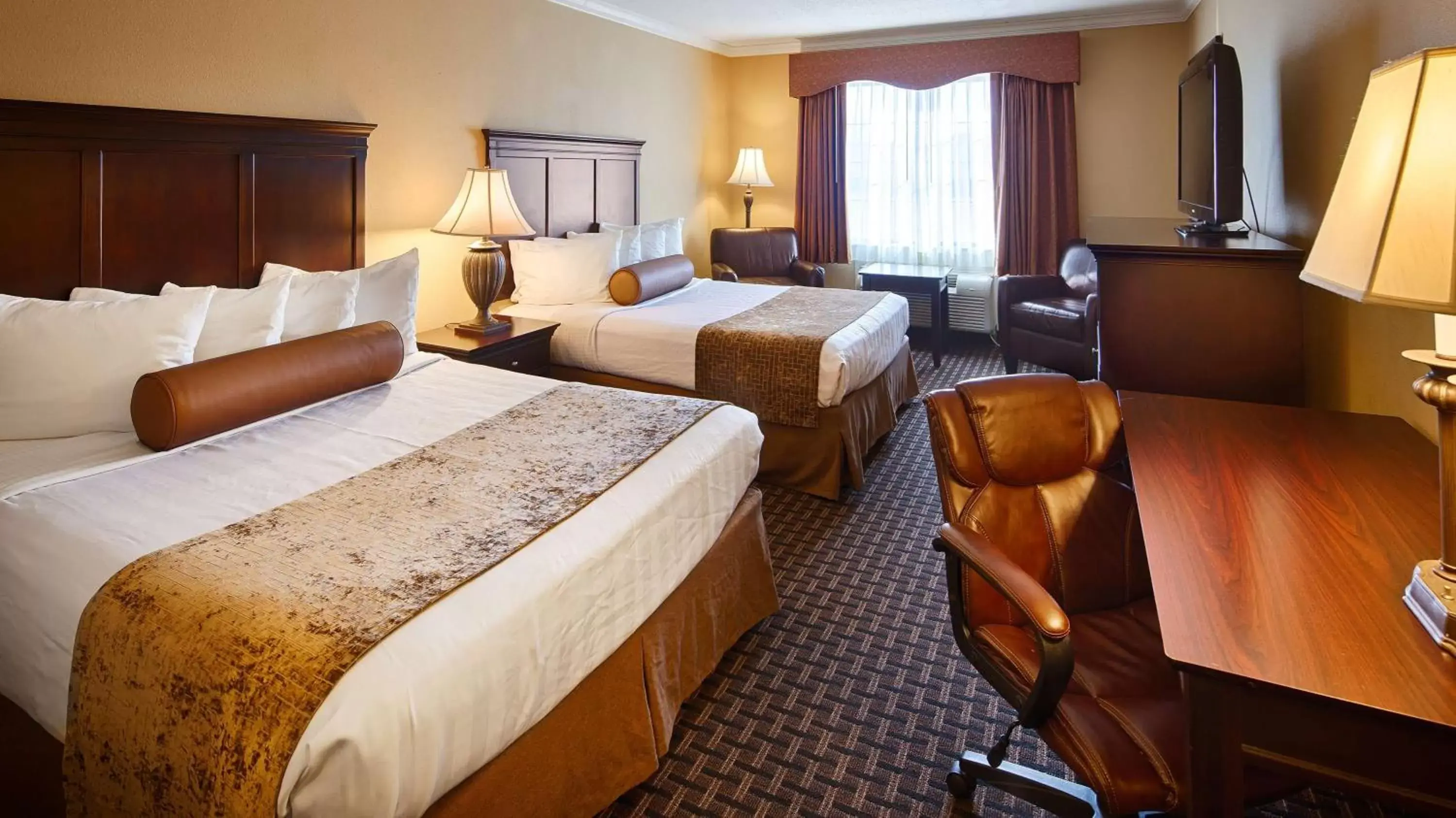 Photo of the whole room, Bed in Best Western Plus Southpark Inn & Suites