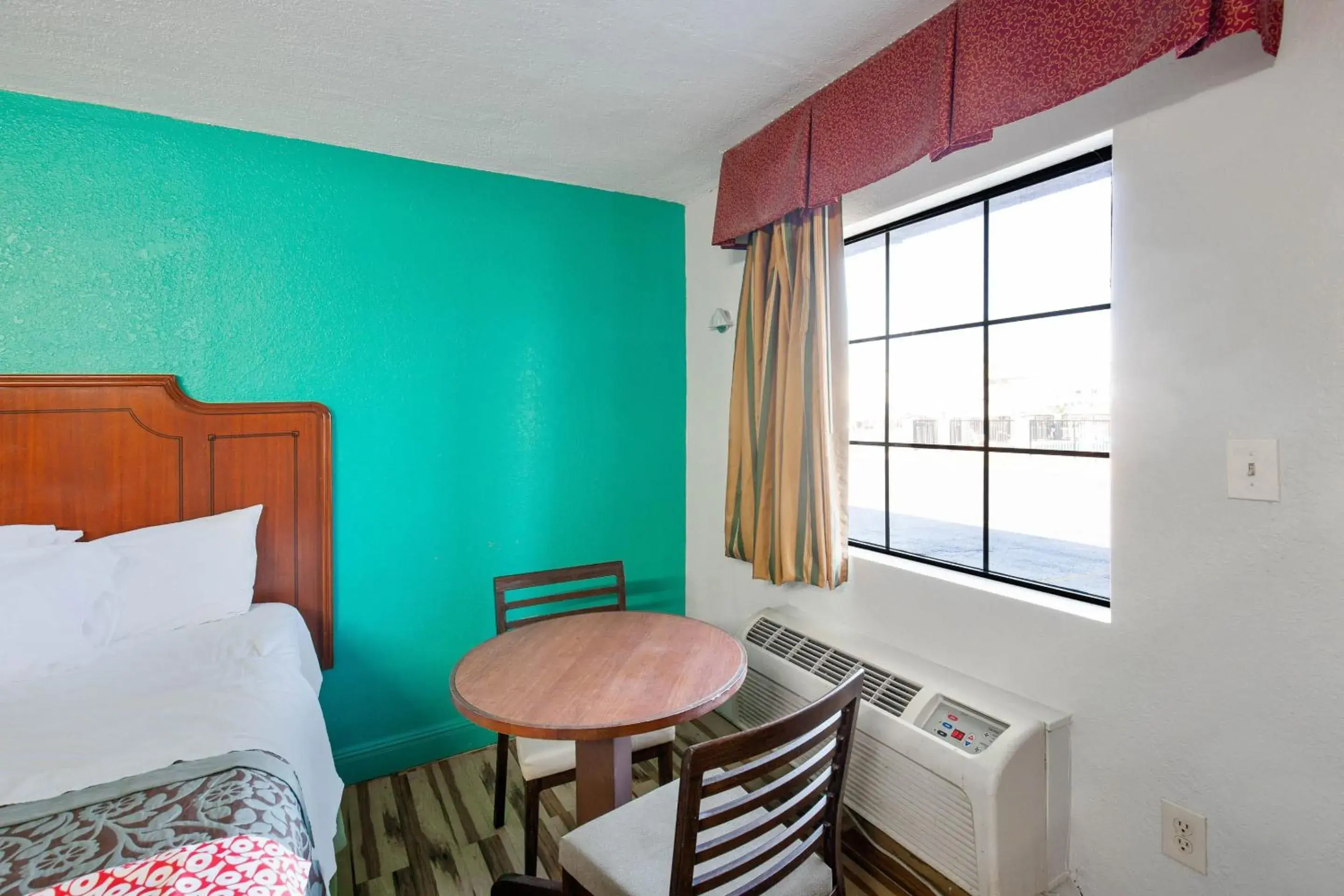 Bedroom, Dining Area in Hotel O Columbia Downtown near I-65