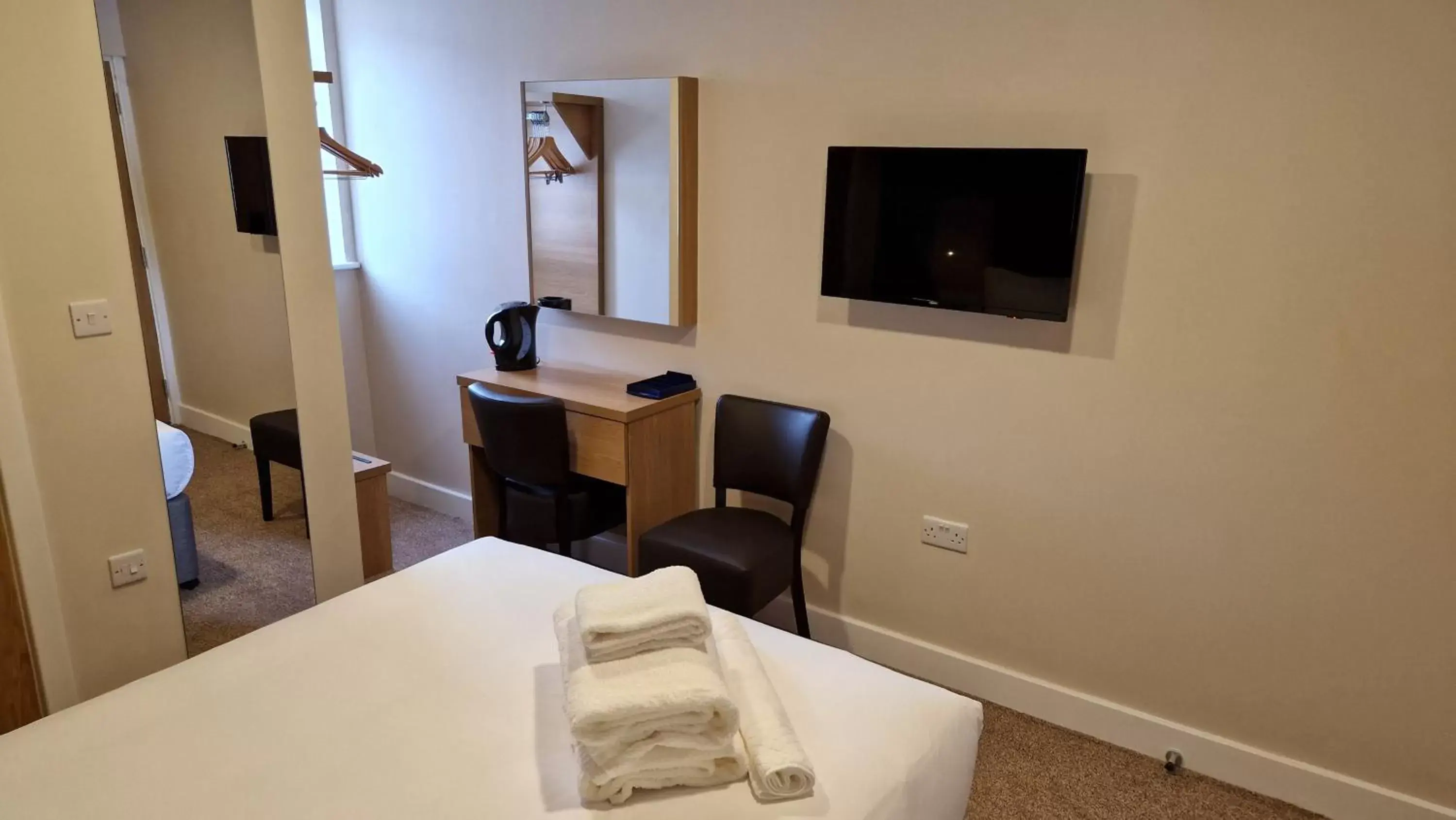 View (from property/room), TV/Entertainment Center in Best Western Northfields Ealing Hotel