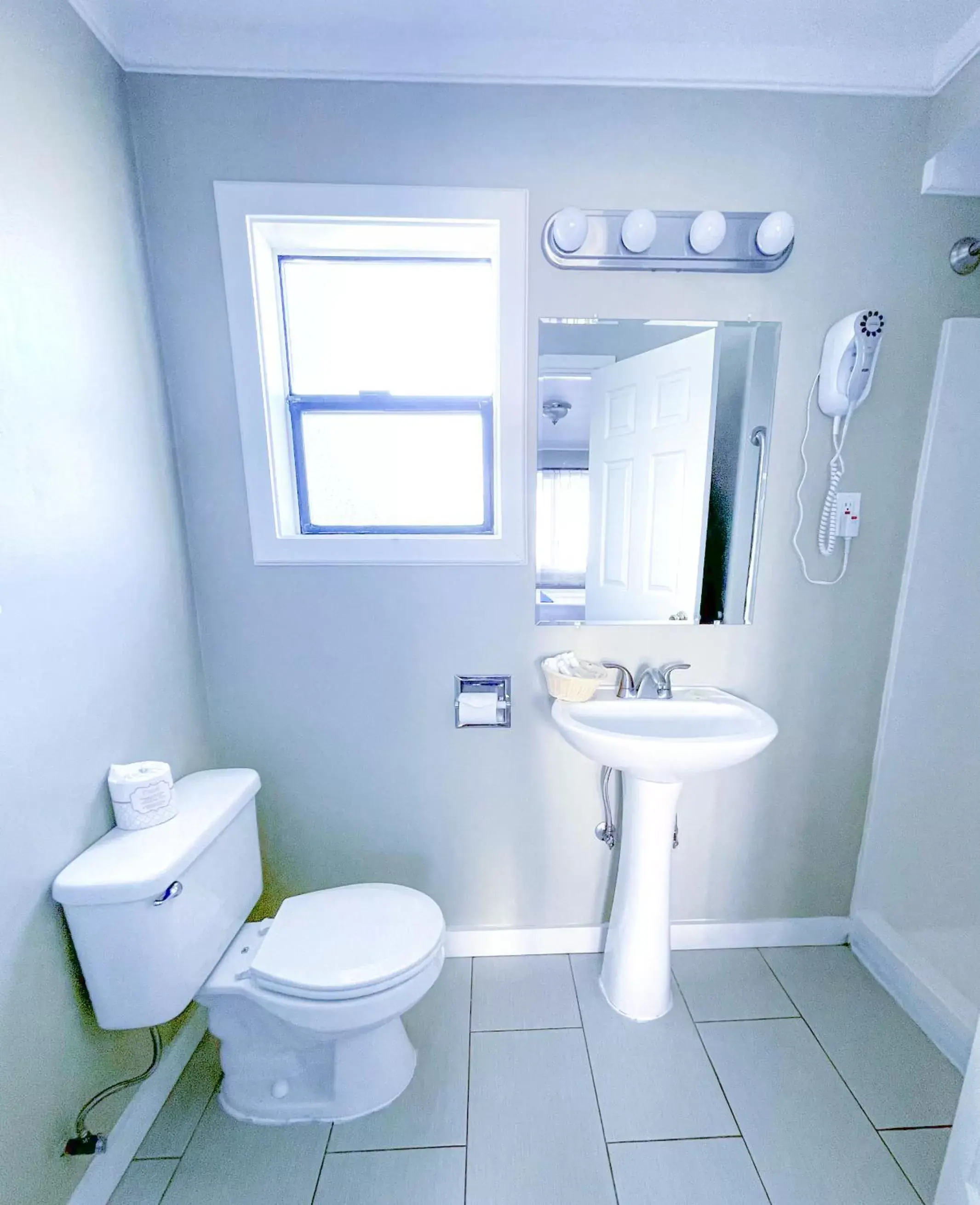 Toilet, Bathroom in Omeo Suites Glass Beach