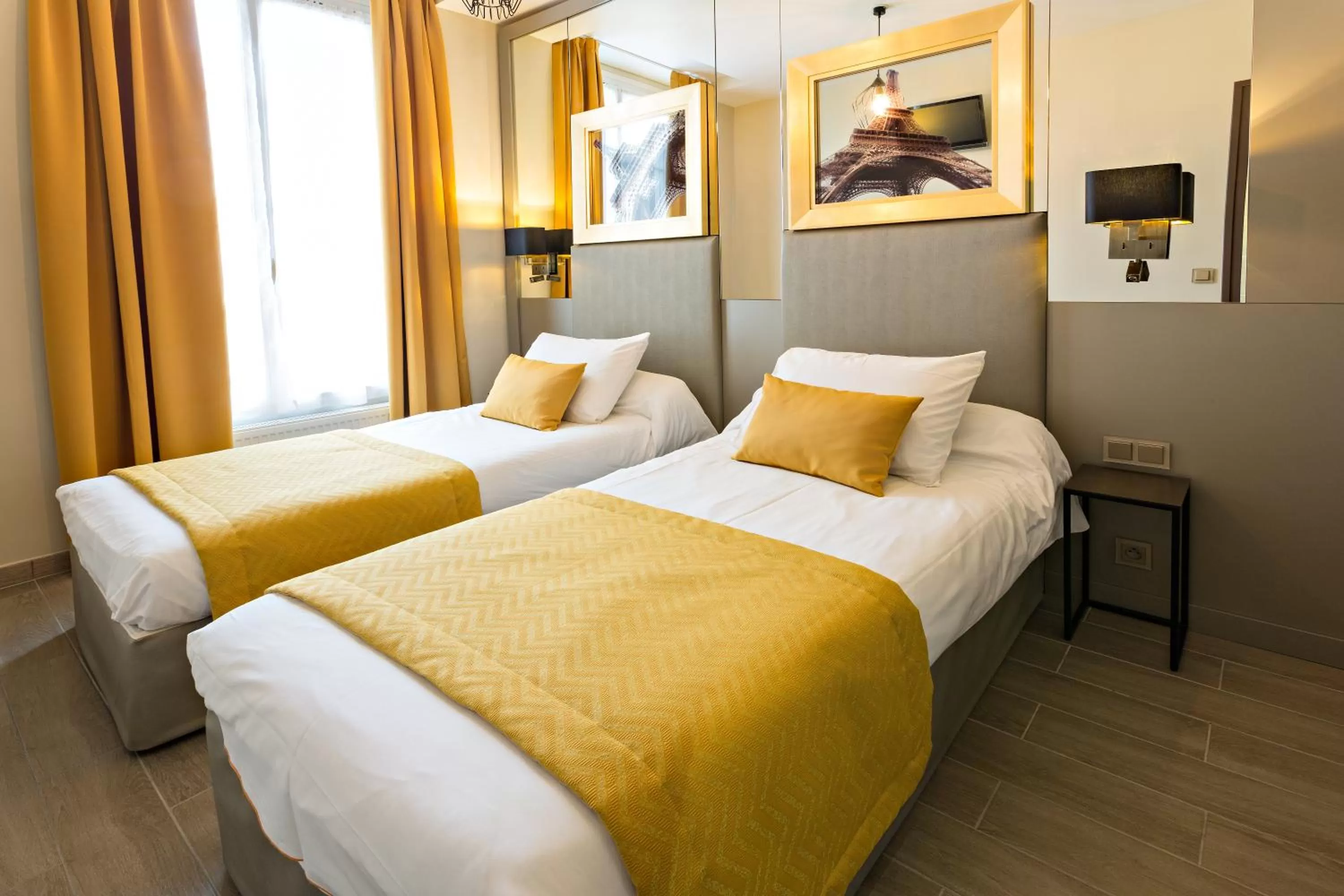 Toilet, Bed in Pratic Hotel