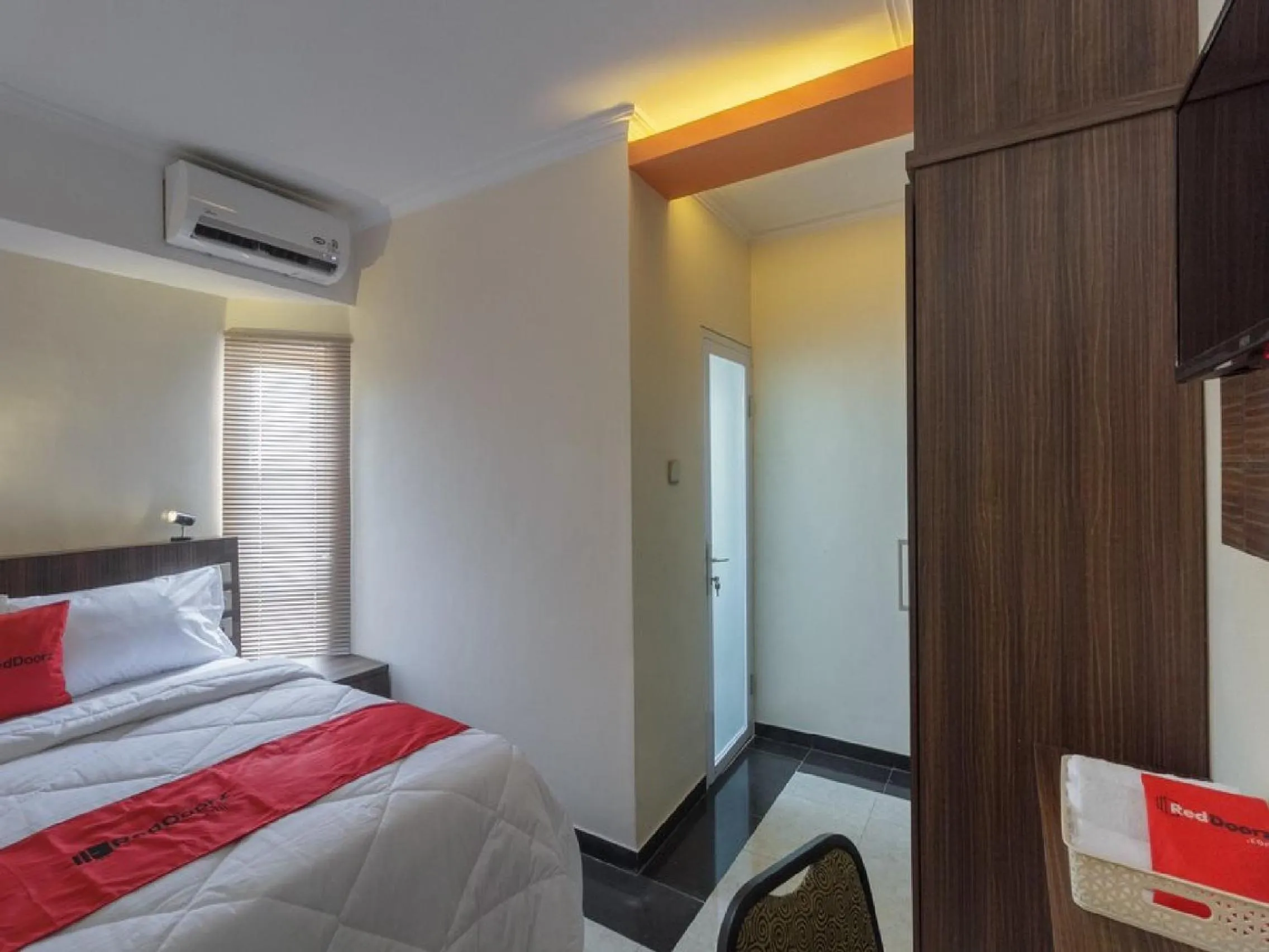 Bedroom, Bed in RedDoorz Plus at Boulevard Panakkukang Makassar