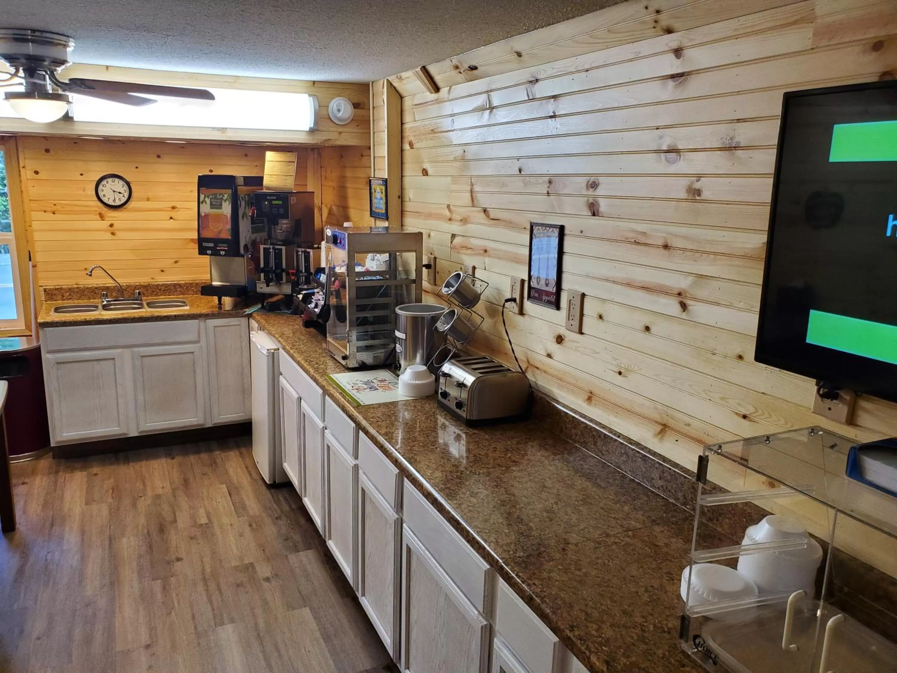 Continental breakfast in Colonial House Motel