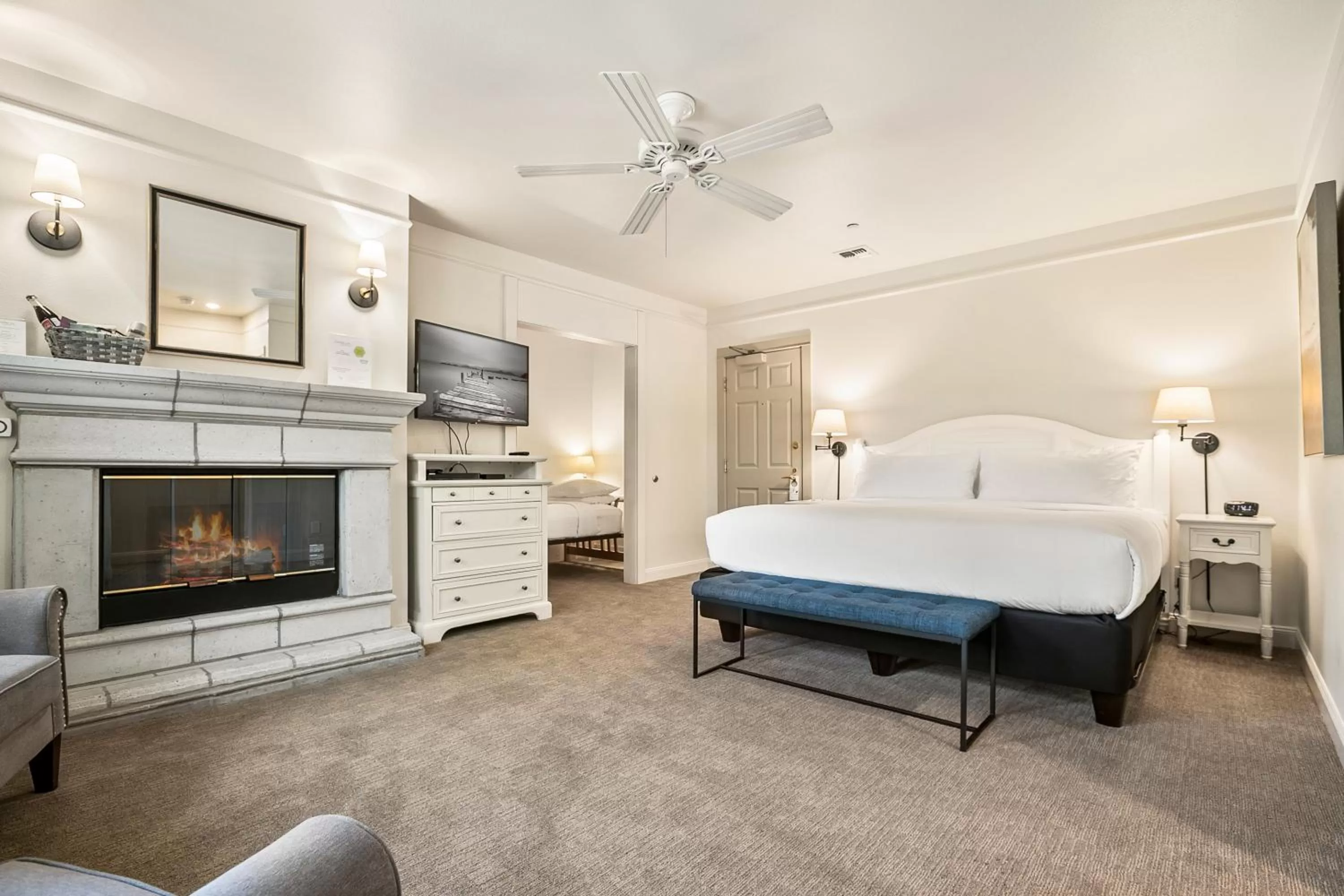 Photo of the whole room, Bed in Saratoga Inn