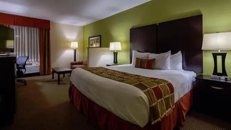 Bed in Best Western Plus Huntersville Inn & Suites Near Lake Norman