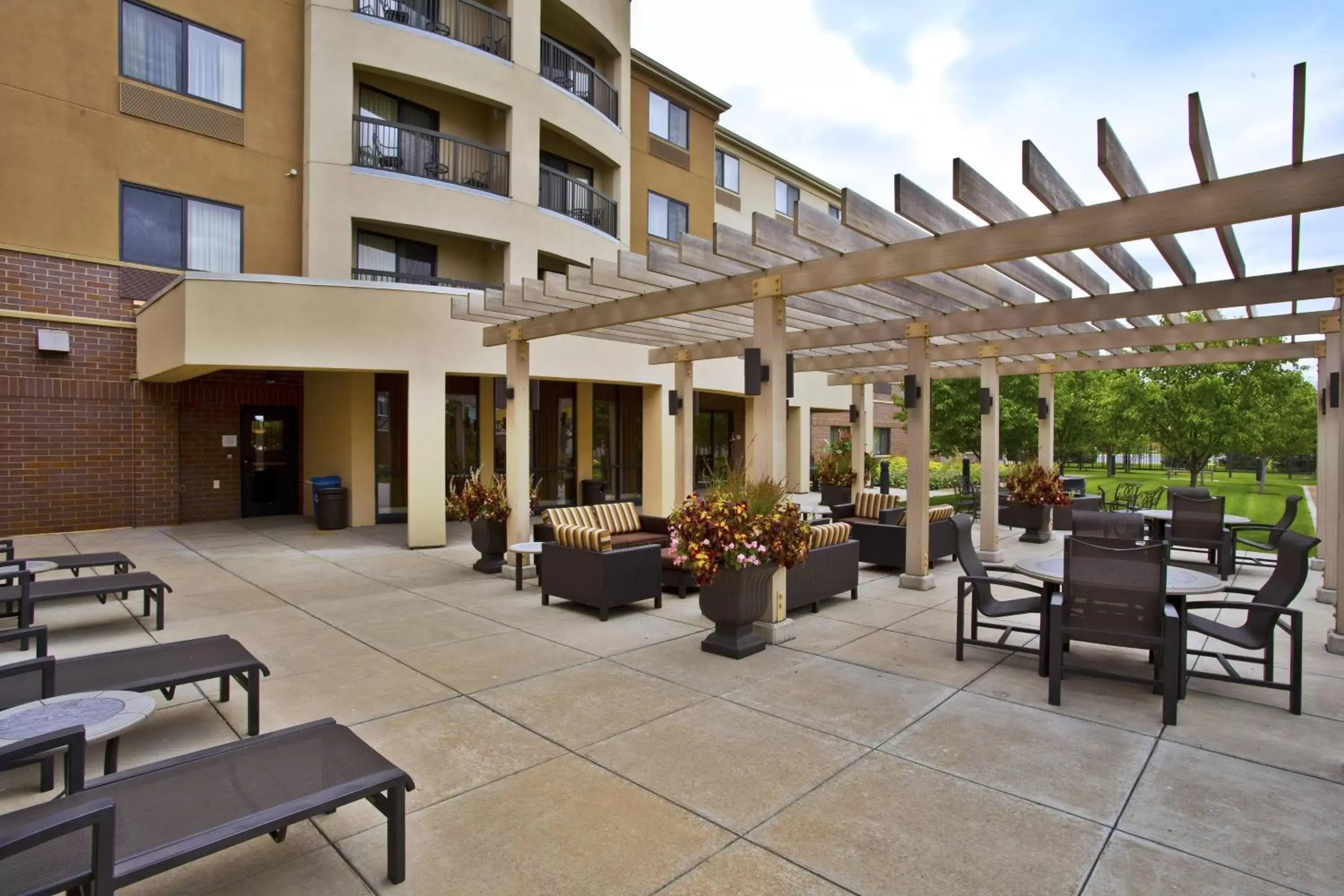 Property building, Restaurant/Places to Eat in Courtyard by Marriott Madison West / Middleton