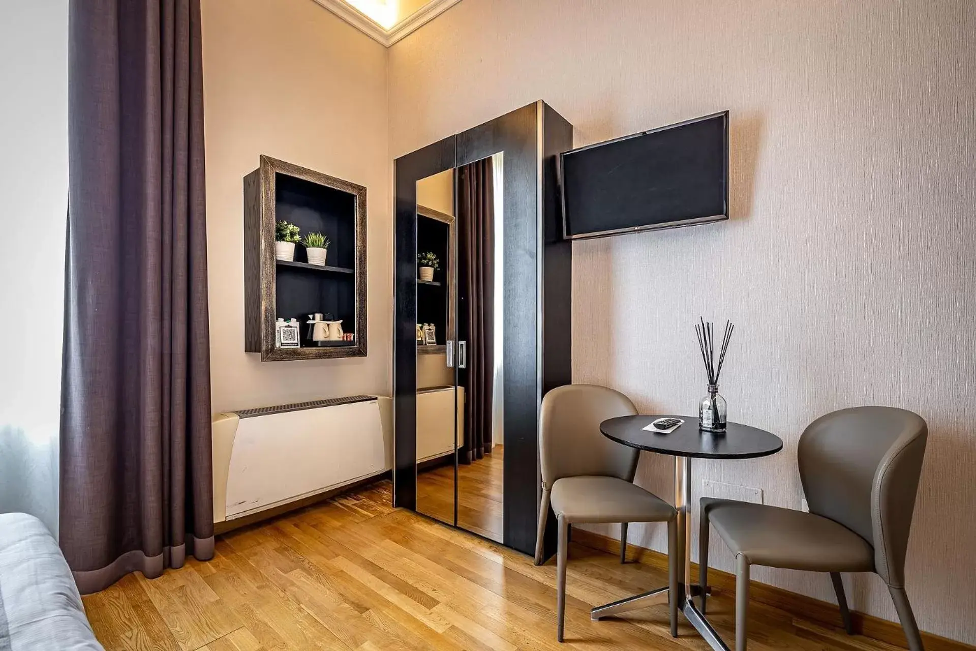 Bedroom, TV/Entertainment Center in Martelli 6 Suite & Apartments