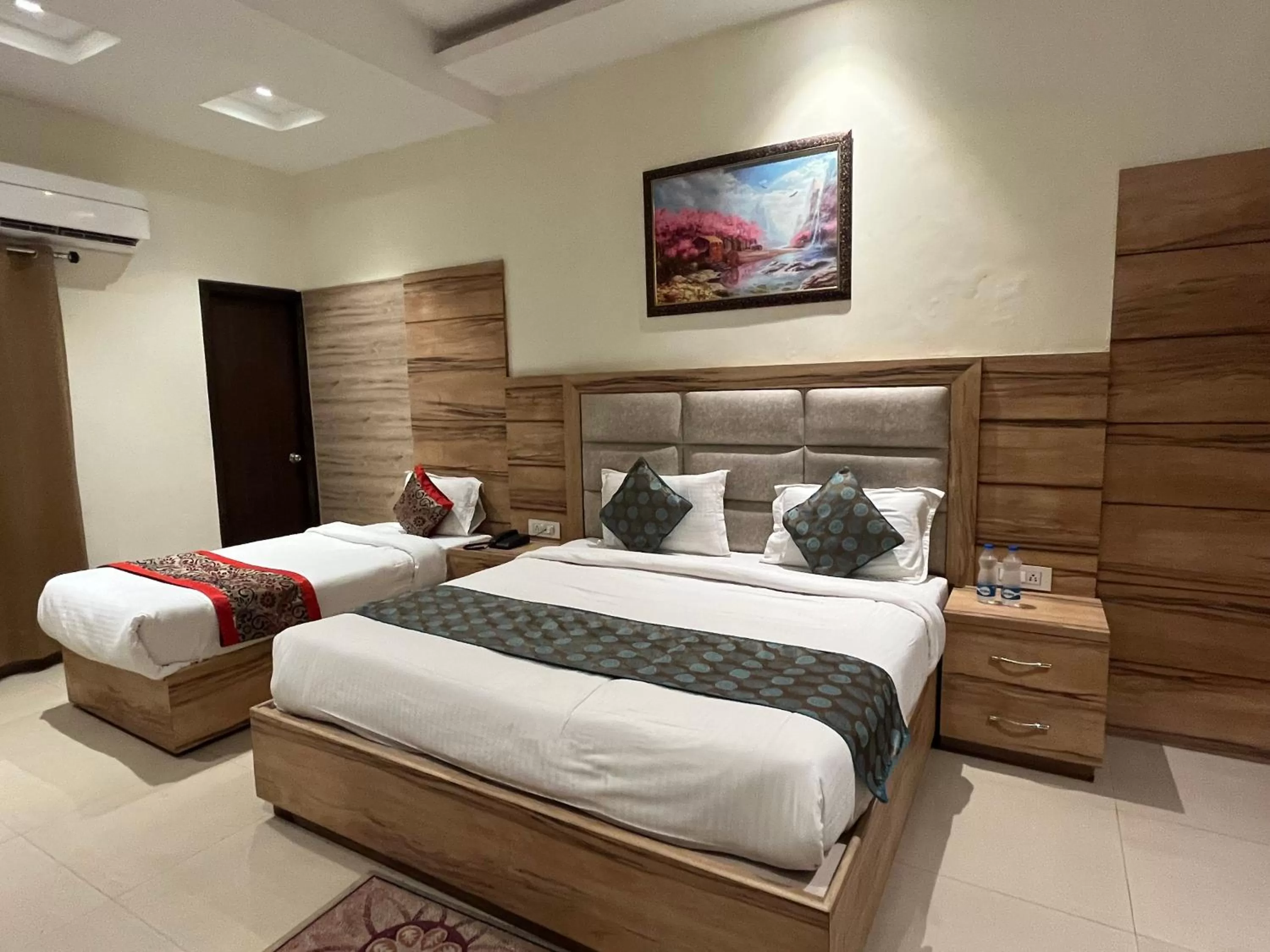 Photo of the whole room, Bed in Hotel Exotic - 5 min walk from Golden Temple