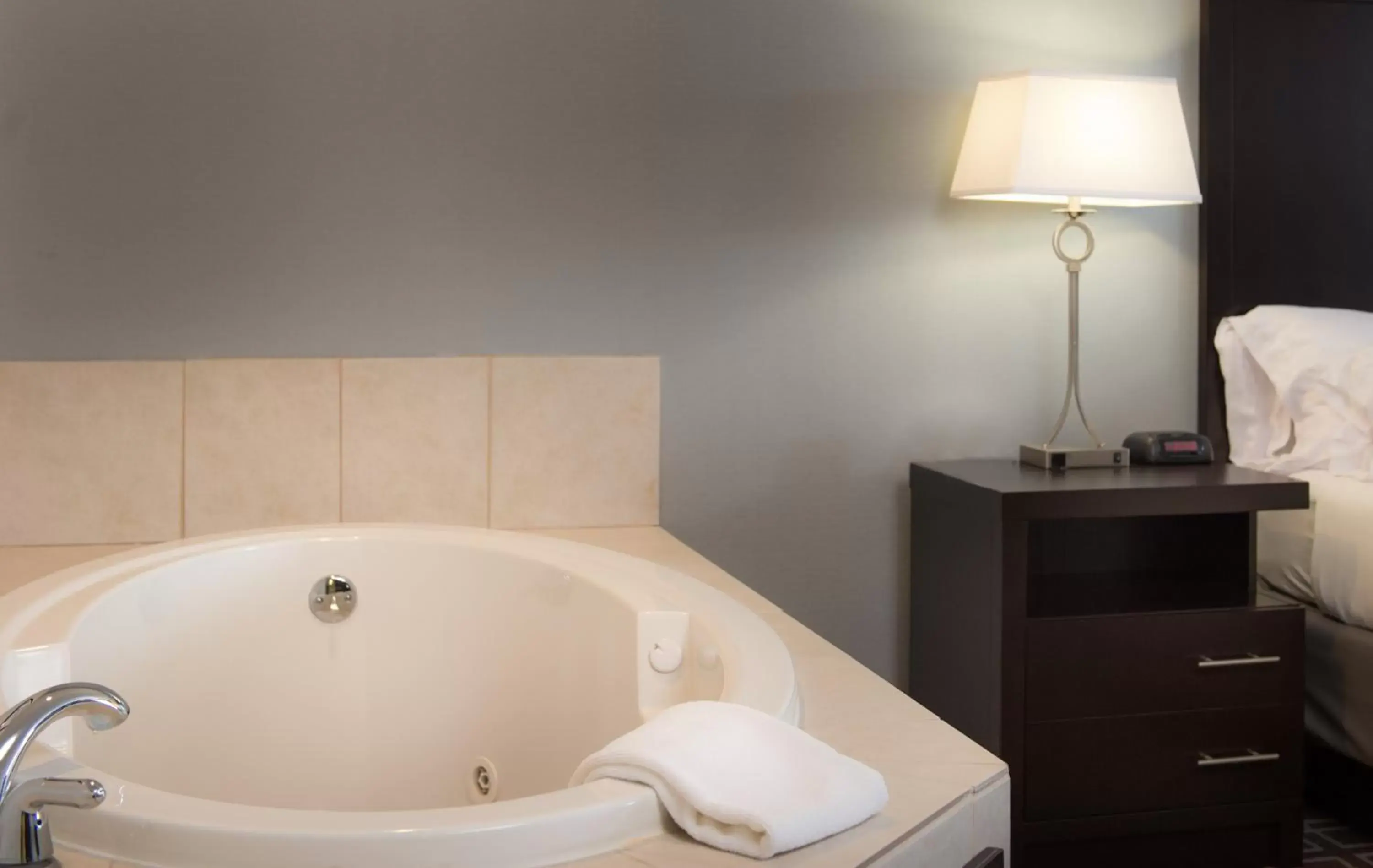 Bedroom, Bathroom in Holiday Inn Express Le Claire Riverfront-Davenport, an IHG Hotel